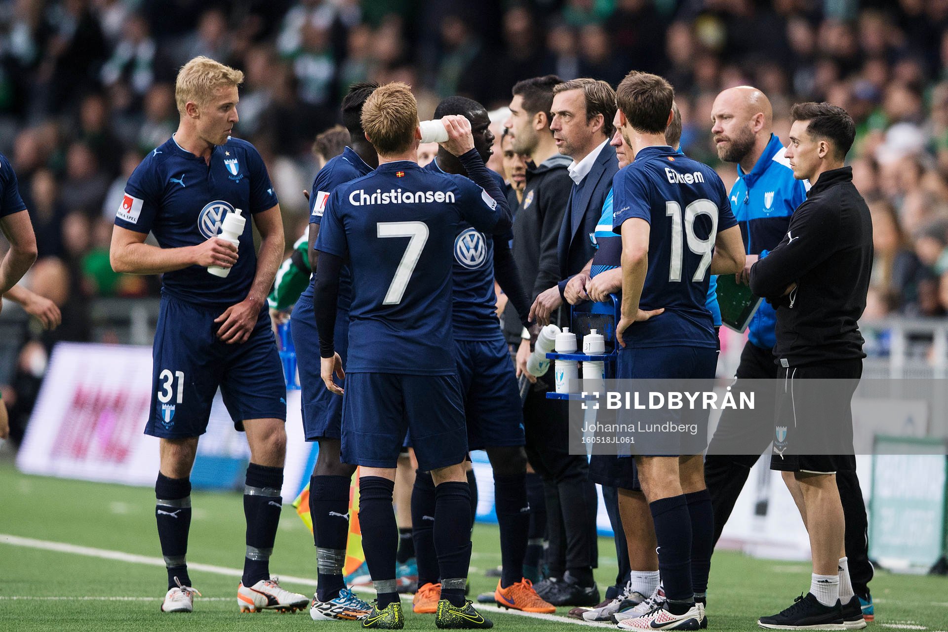 Malmö FFs tränare Allan Kuhn pratar med laget under fotbollsmatchen i Allsvenskan mellan Hammarby och Malmö FF den 18 maj 2016 i Stockholm. 