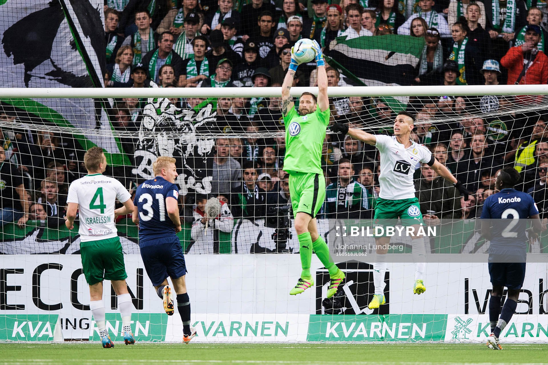 Malmö FFs målvakt Johan Wiland med en räddning