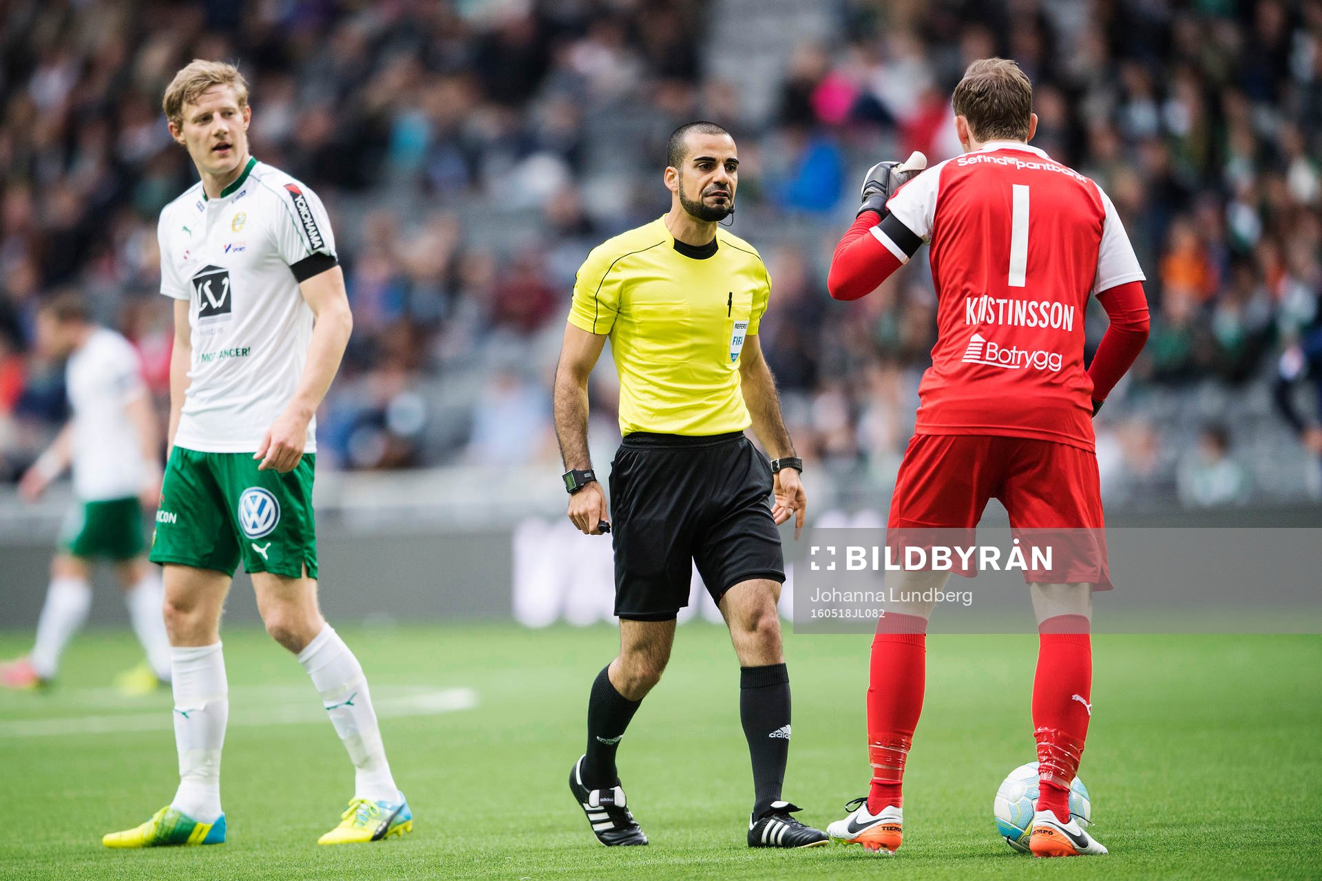 Domare Mohammed Al-Hakim pratar med Hammarbys målvakt