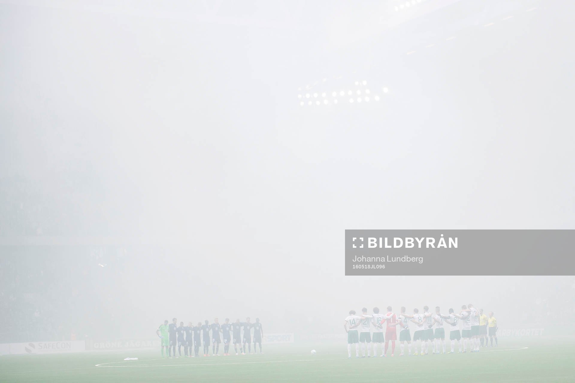 Malmö och Hammarbys spelare ställer upp sig för en tyst