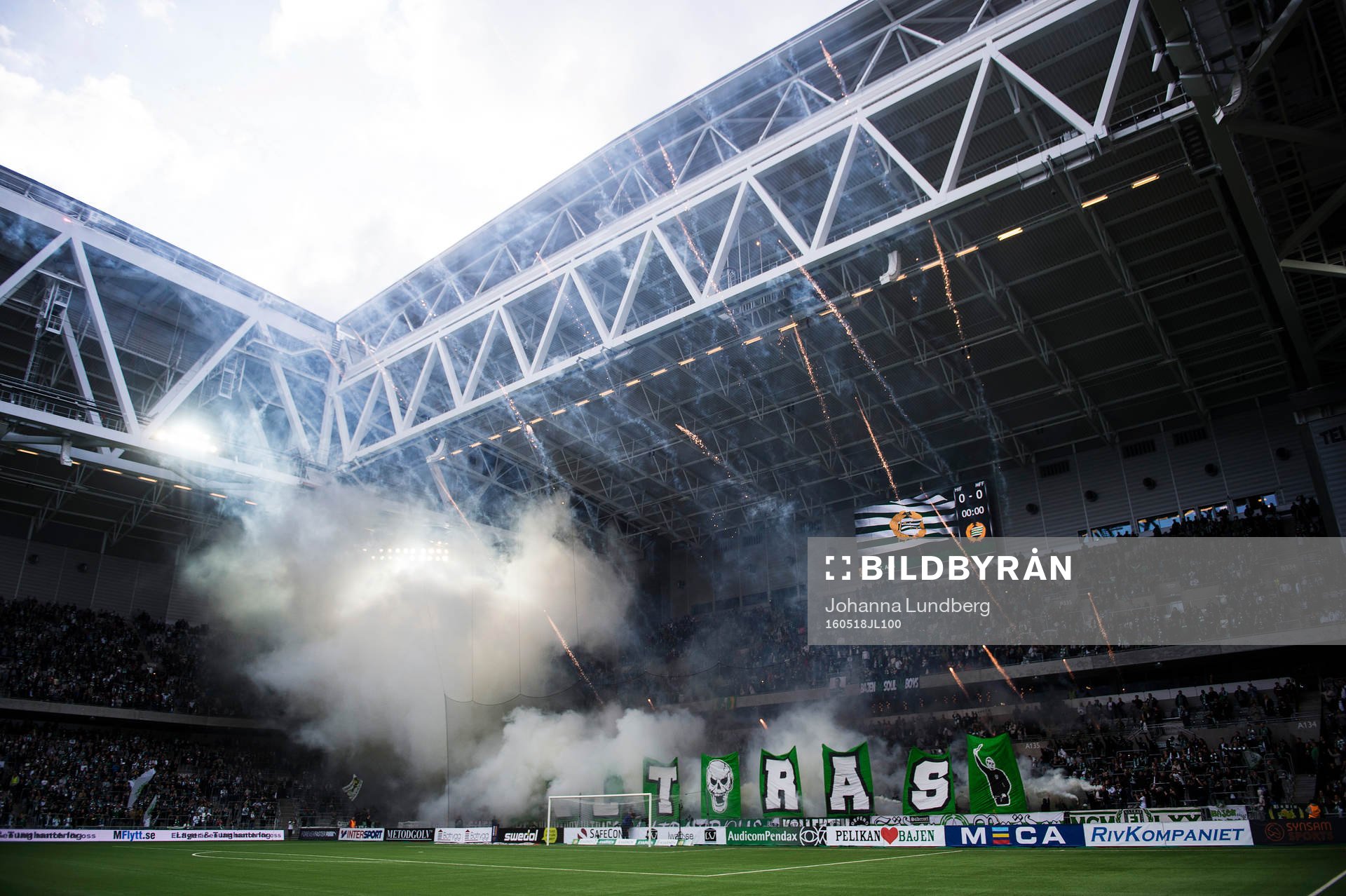 Hammarbys supportrar med ett tifo och bengaler