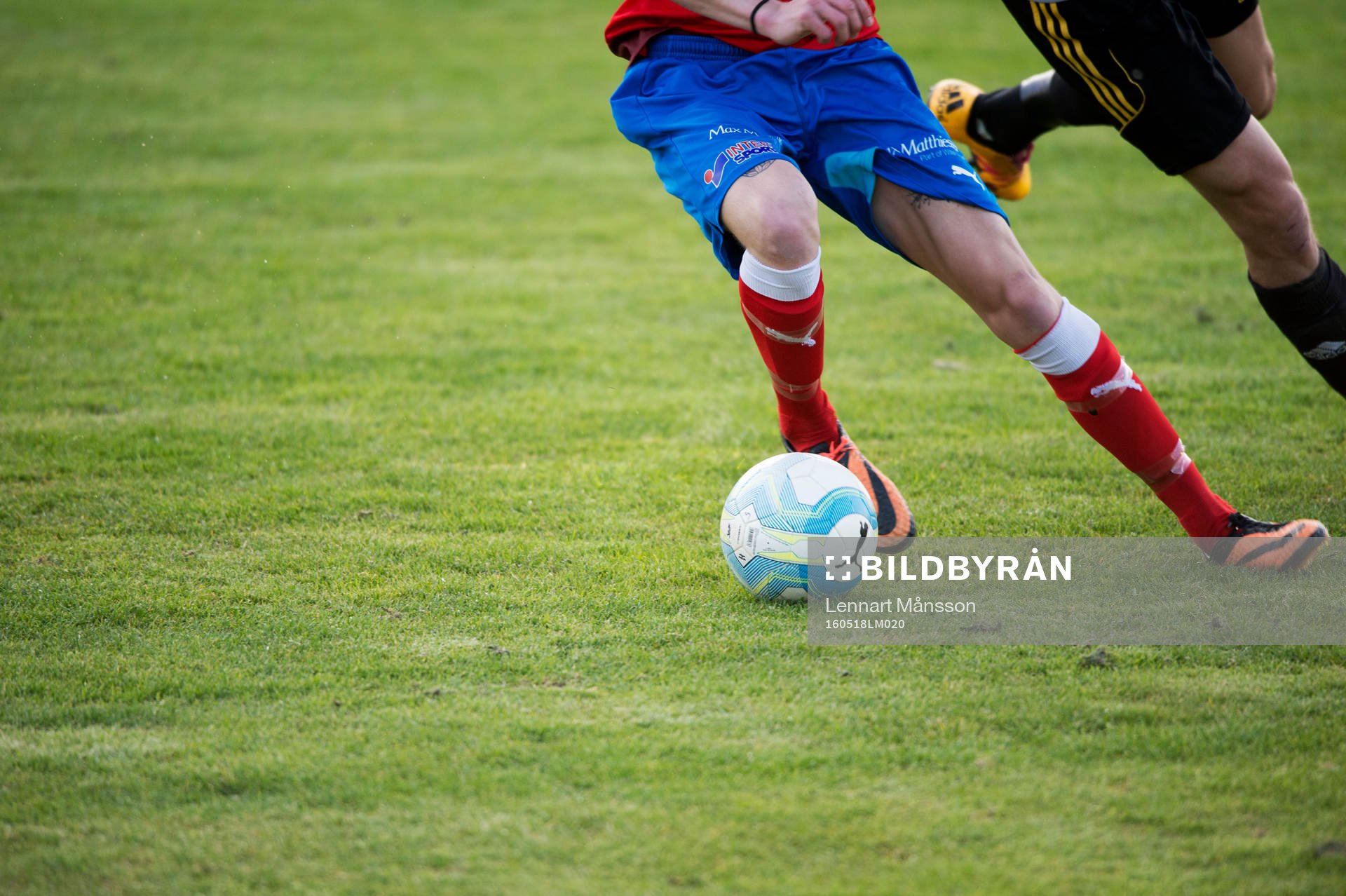 Fot och boll i matchen i DM mellan Staffanstorp och IFK