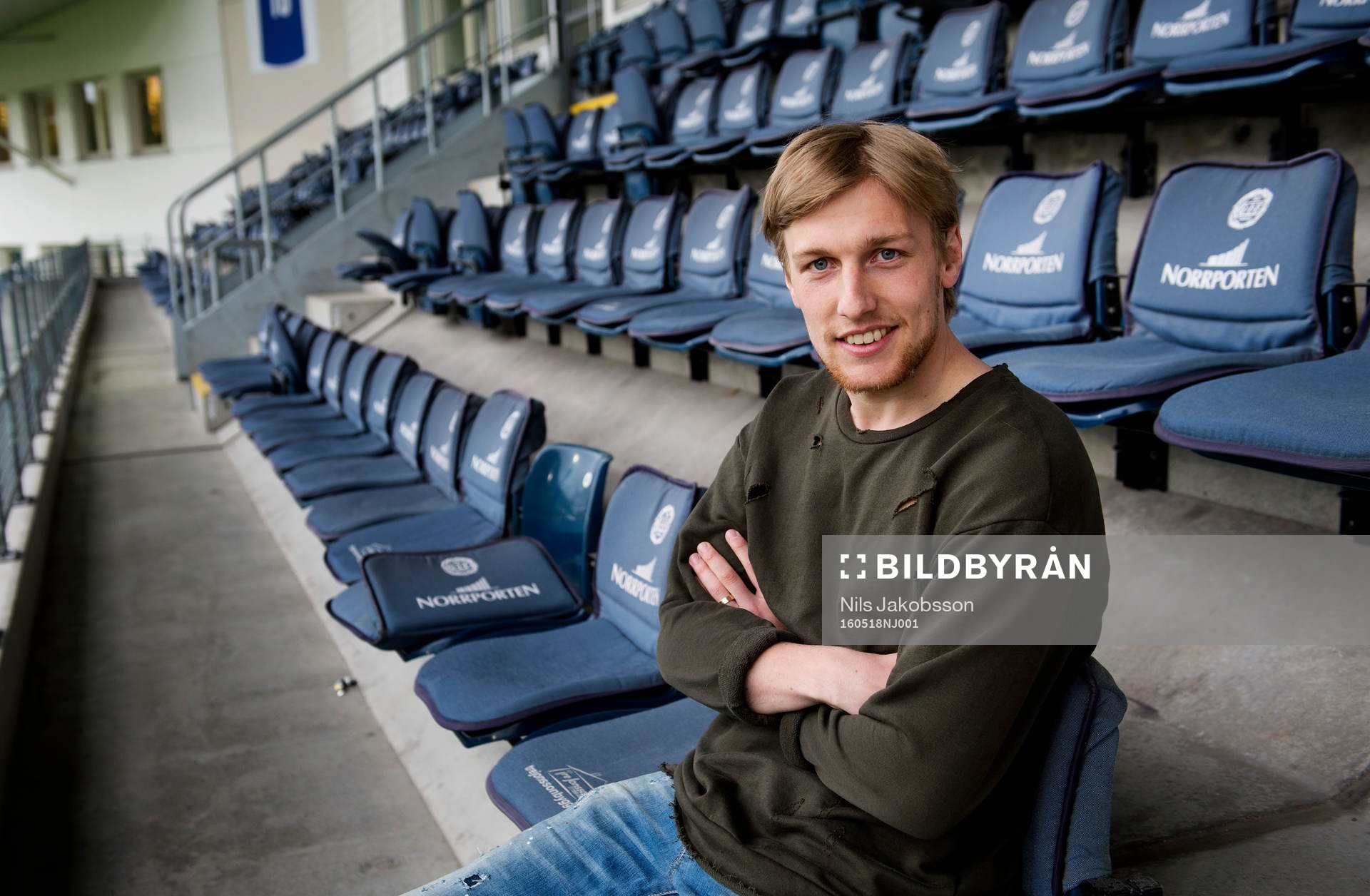Emil Forsberg på läktaren innan fotbollsmatchen i