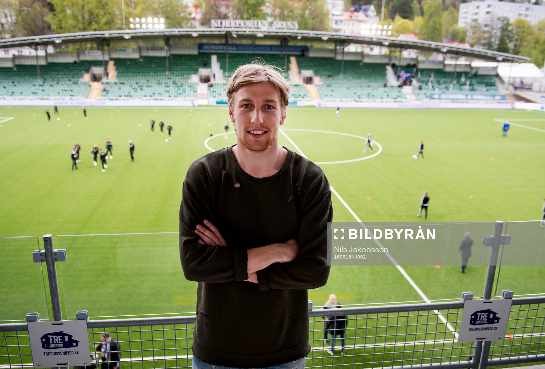 Emil Forsberg på läktaren på innan fotbollsmatchen i
