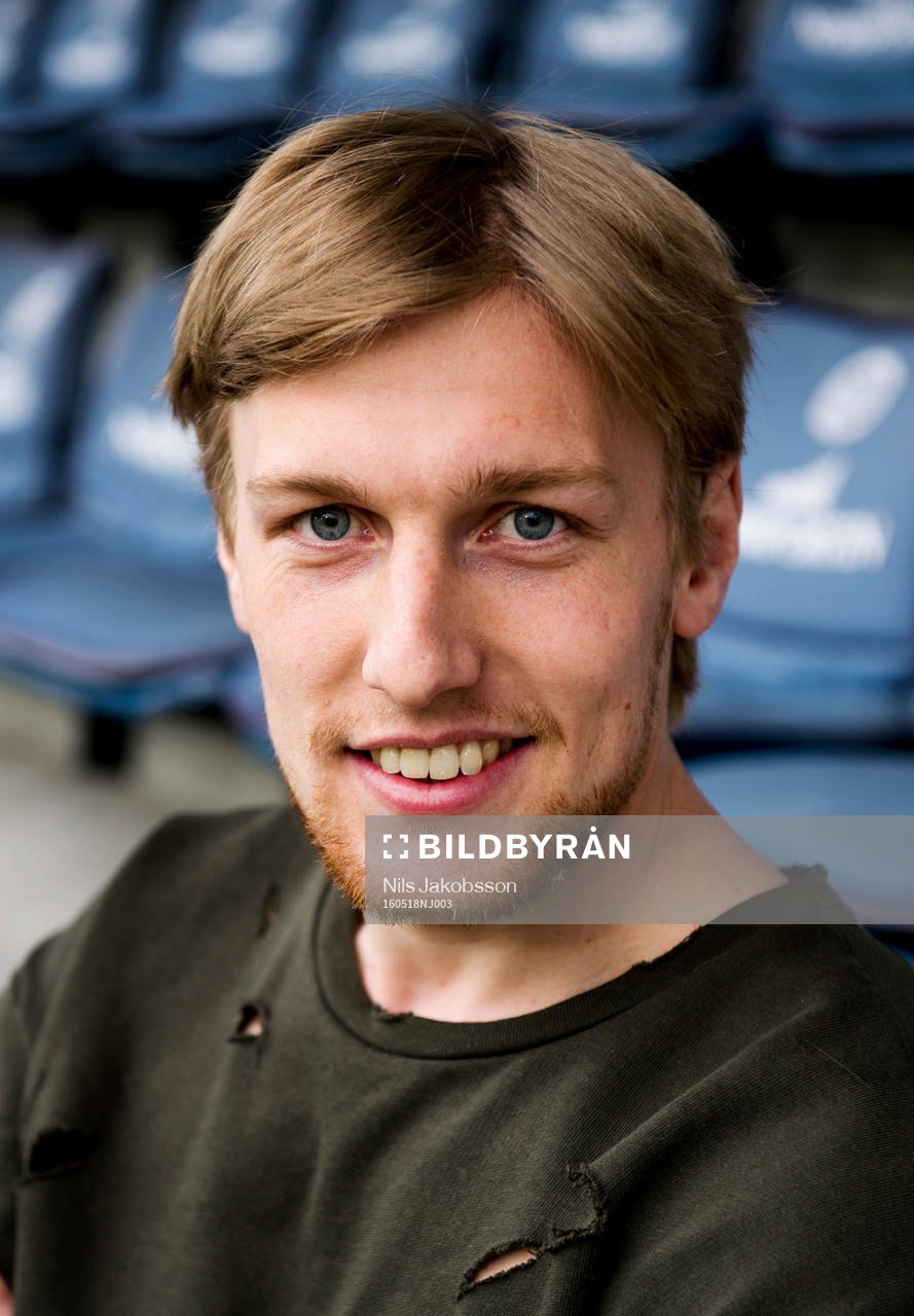 Emil Forsberg på läktaren innan fotbollsmatchen i