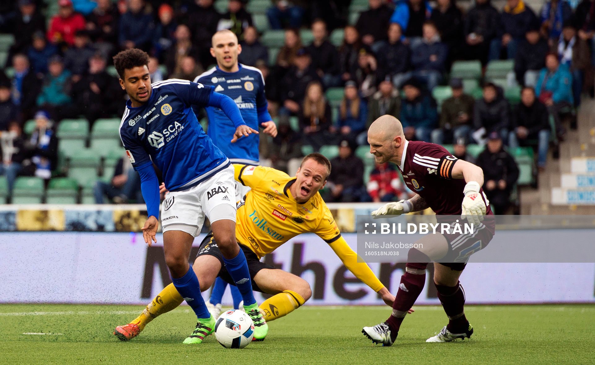 Sundsvalls Noah Sonko Sundberg och målvakt Tommy Naurin