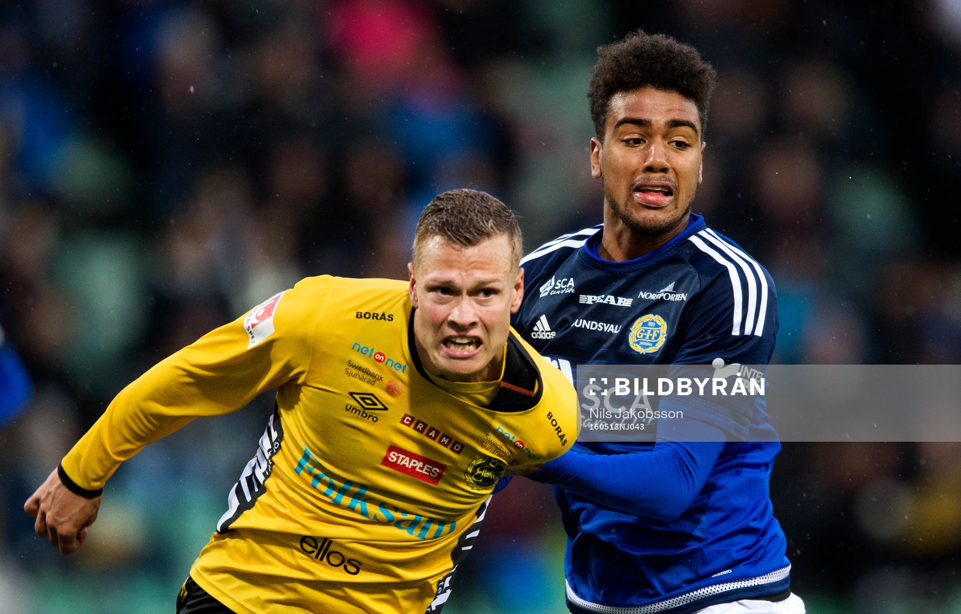 Elfsborgs Viktor Claesson och Sundsvalls Noah Sonko Sundberg under fotbollsmatchen i Allsvenskan mellan GIF Sundsvall och Elfsborg den 18 maj 2016 i Sundsvall.