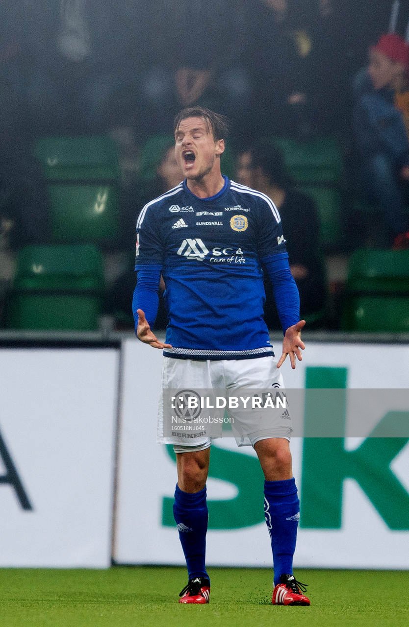 Sundsvalls Eric Larsson skriker ut sin frustration