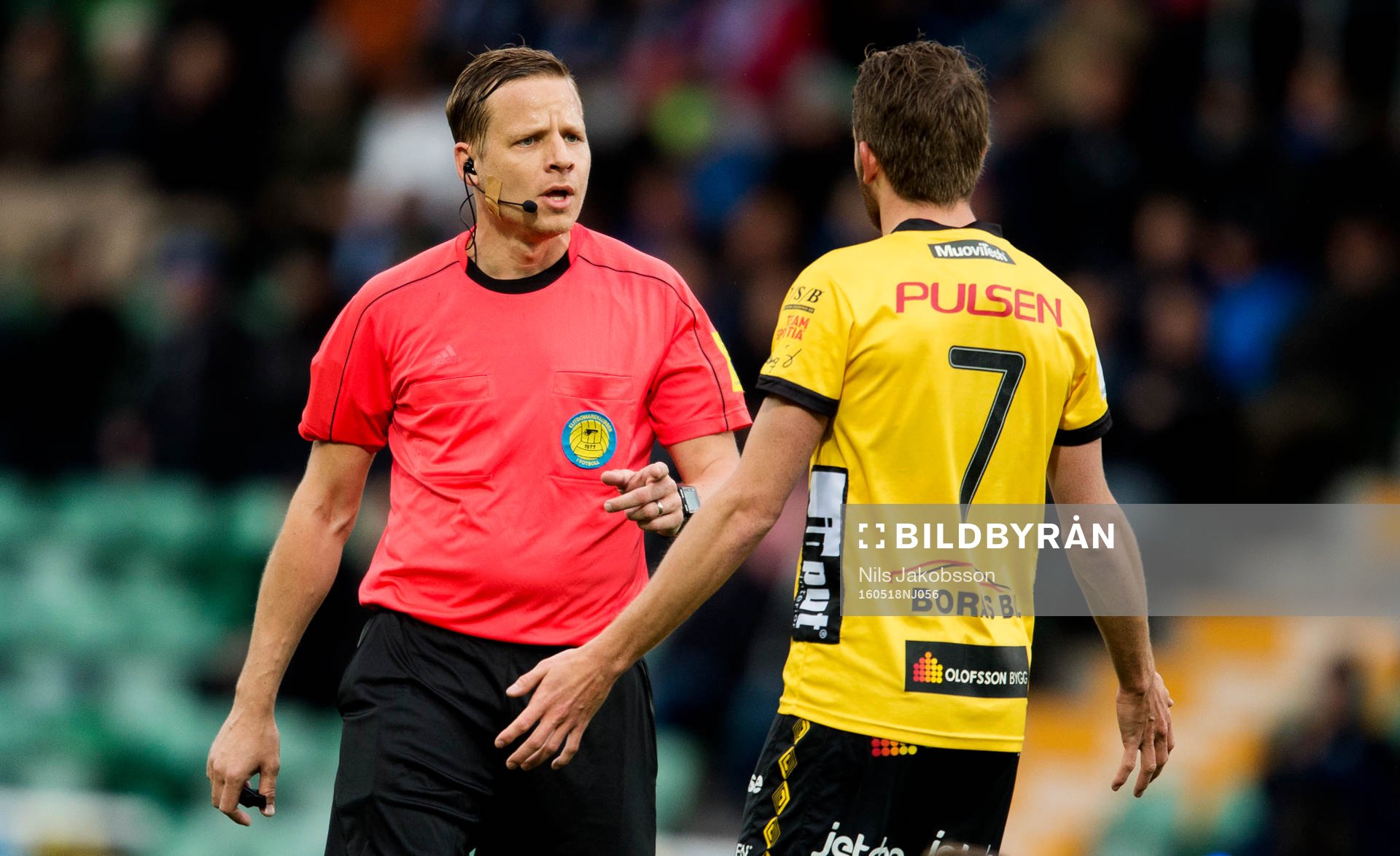 Domare Johan Krantz pratar med Elfsborgs Marcus Rohdén