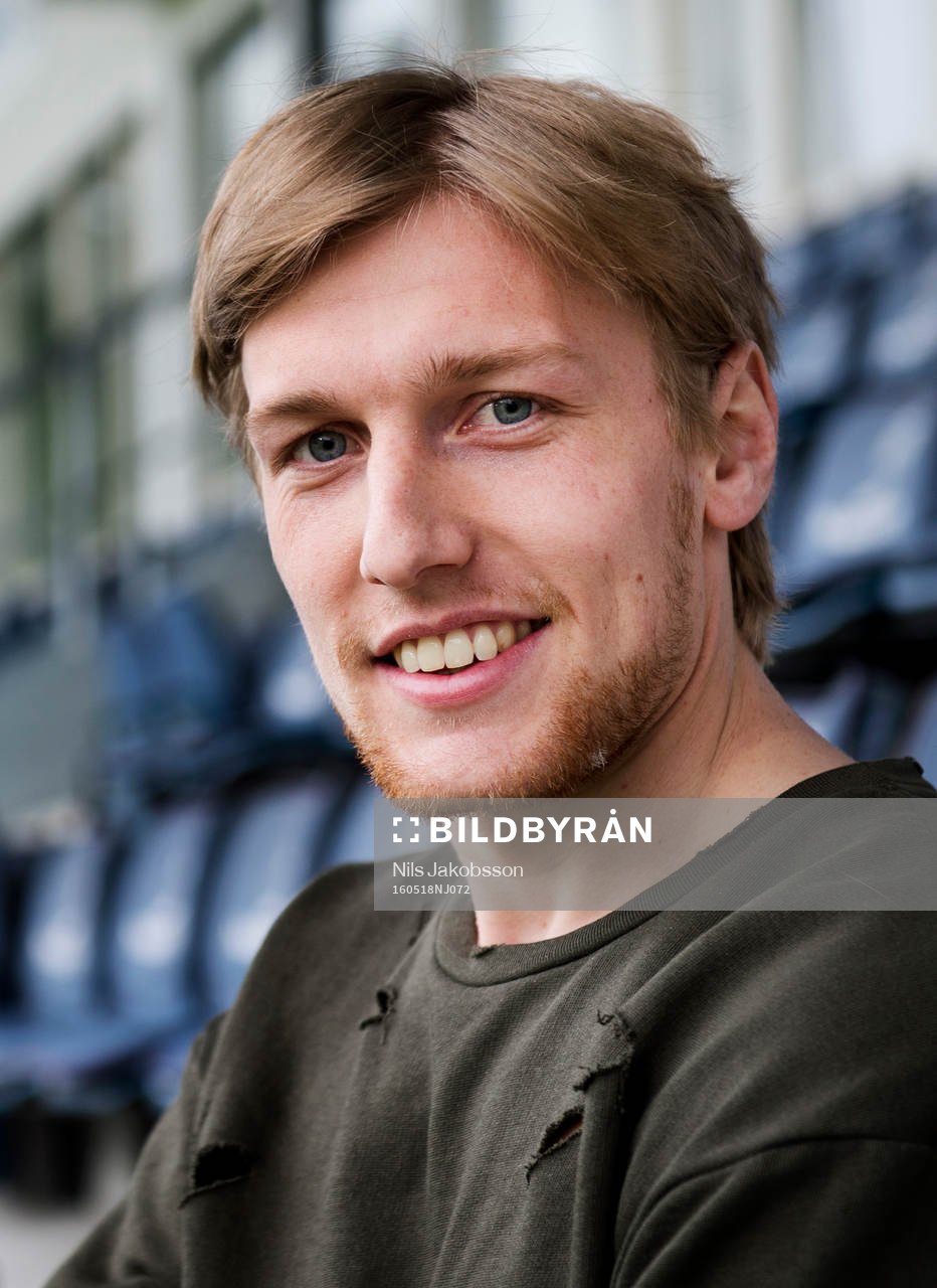 Emil Forsberg på läktaren innan fotbollsmatchen i
