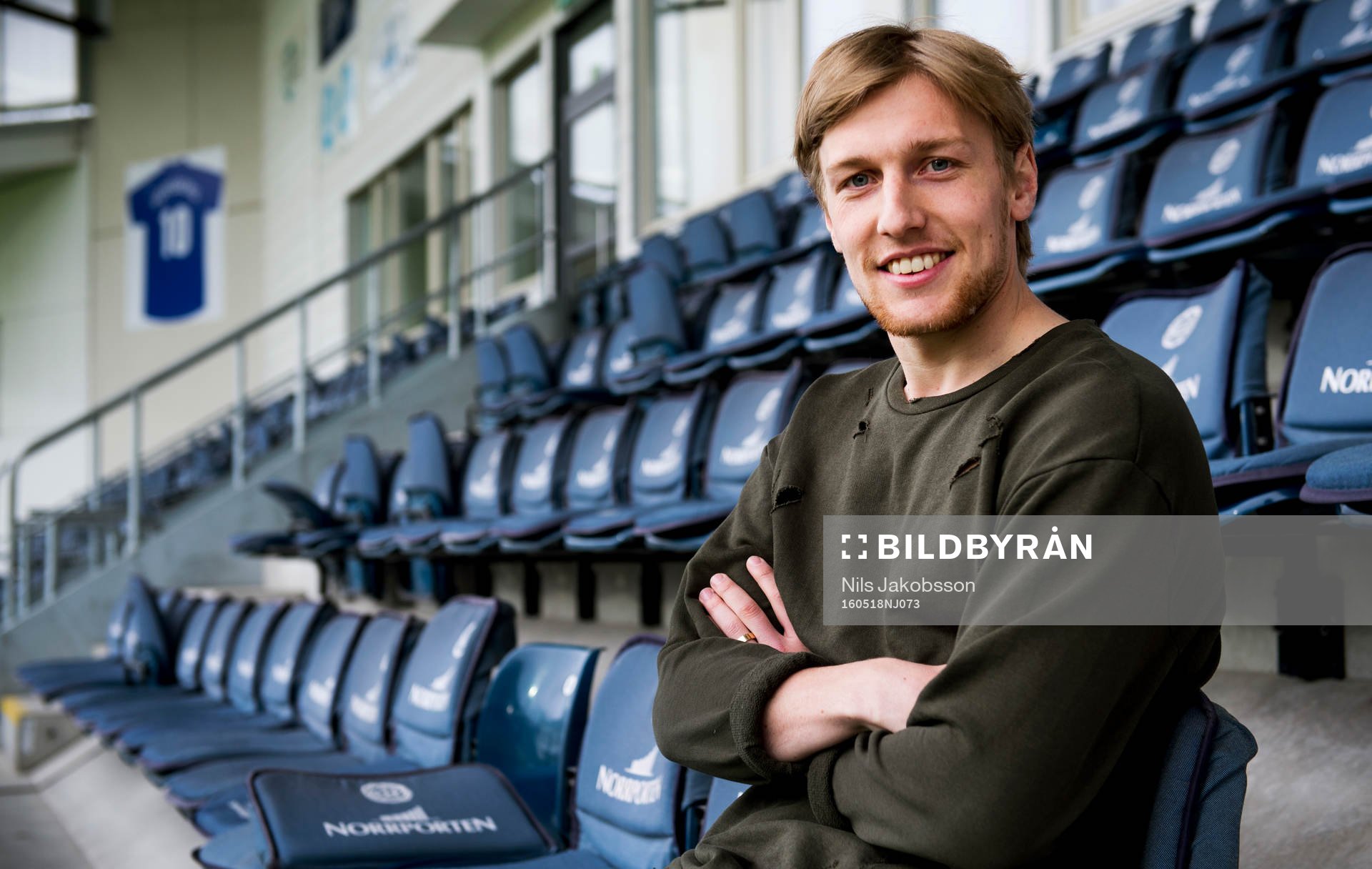 Emil Forsberg på läktaren innan fotbollsmatchen i