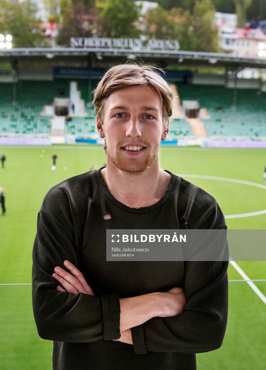 Emil Forsberg på läktaren innan fotbollsmatchen i