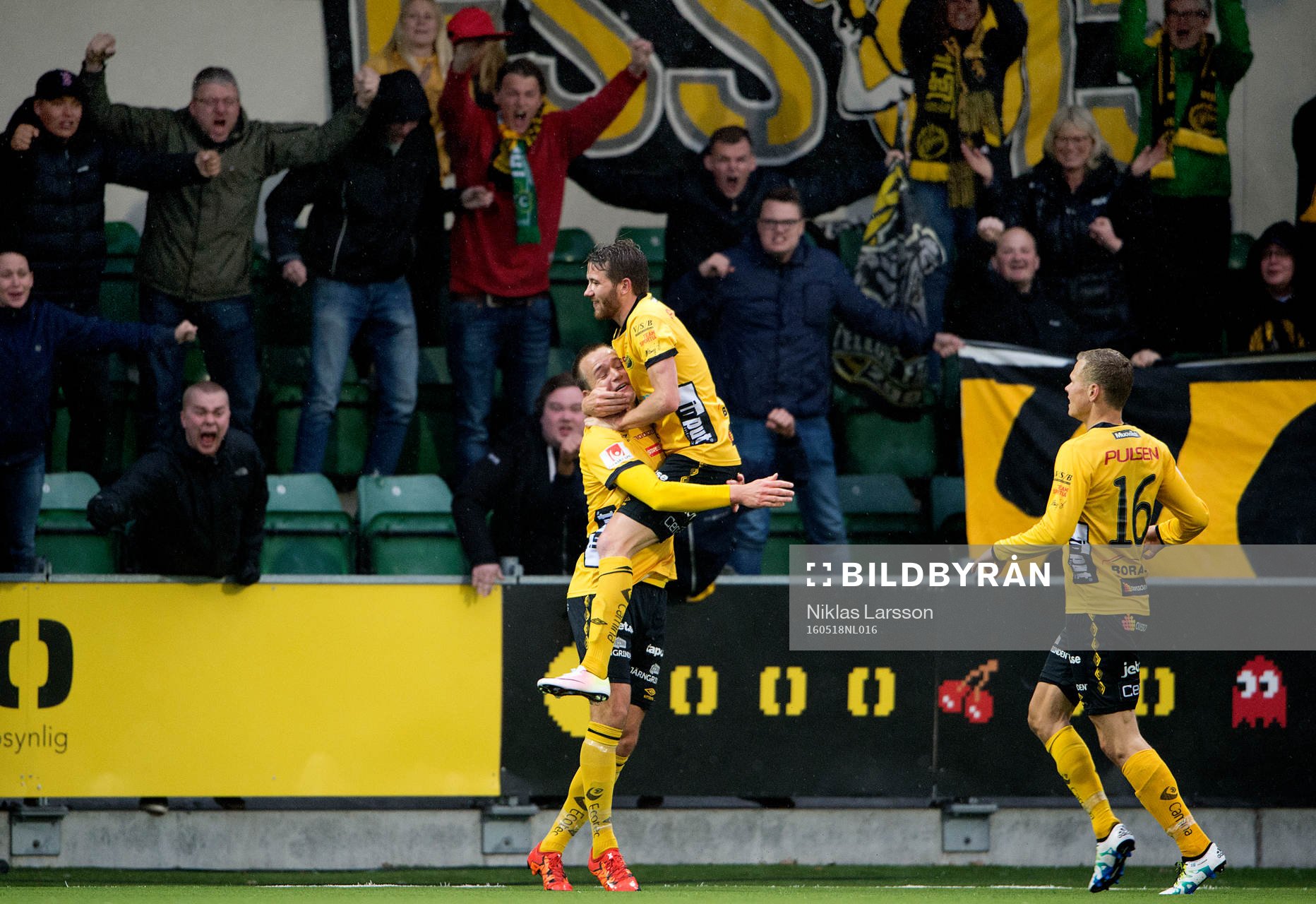 Elfsborgs Viktor Prodell och Marcus Rohdén jublar under fotbollsmatchen i Allsvenskan mellan Sundsvall och Elfsborg den 18 maj 2016 i Sundsvall.