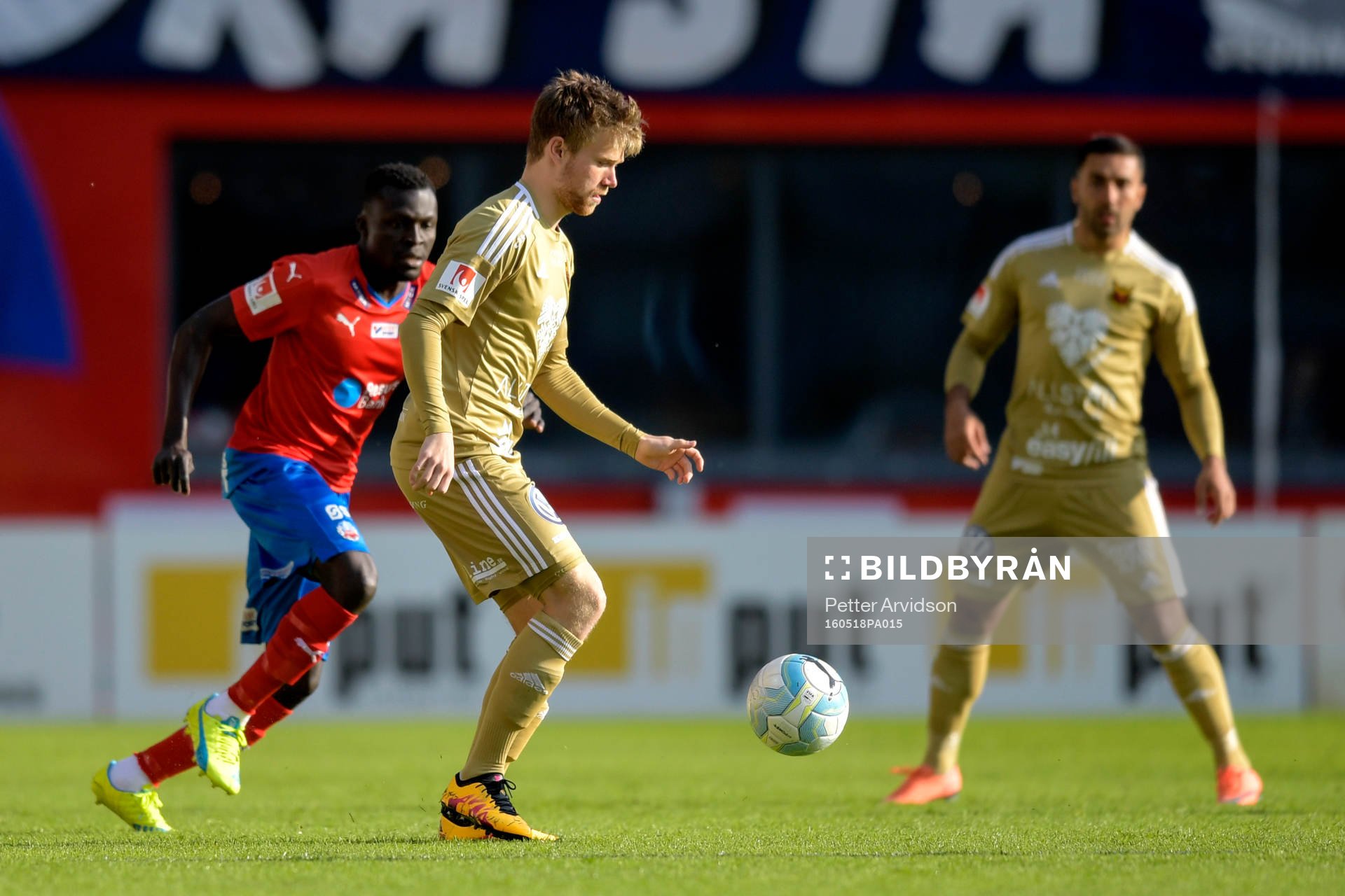Östersunds Dennis Widgren och Helsingborgs Lalawélé