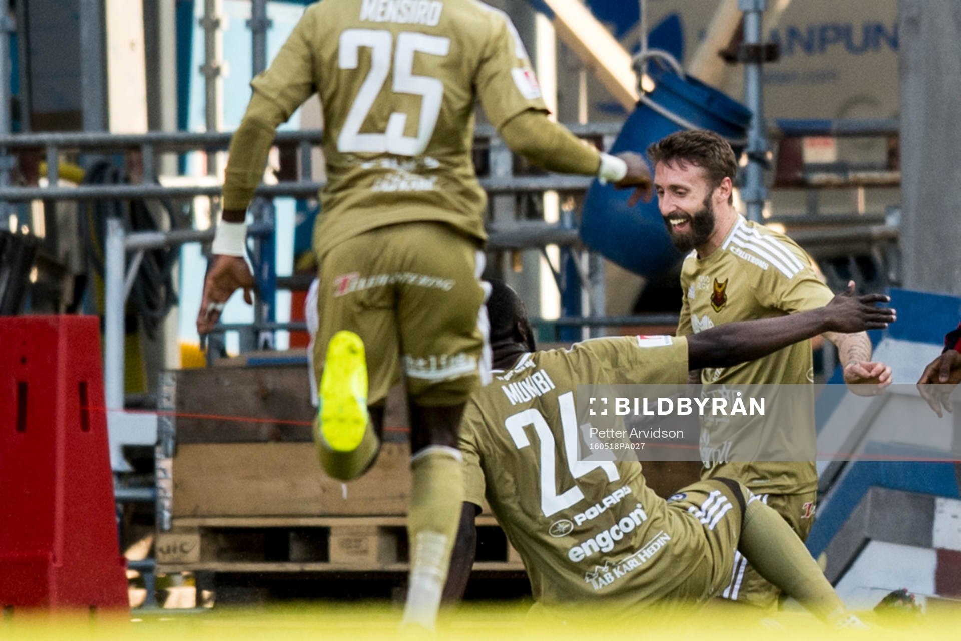 Östersunds Andrew Stadler jublar ihop med Ronald Mukiibi efter 0-1 under fotbollsmatchen i Allsvenskan mellan Helsingborg och Östersund den 18 maj 2016 i Helsingborg.