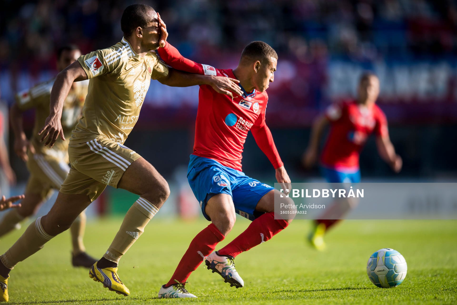 Helsingborgs Jordan Larsson håller undan Östersunds Walid