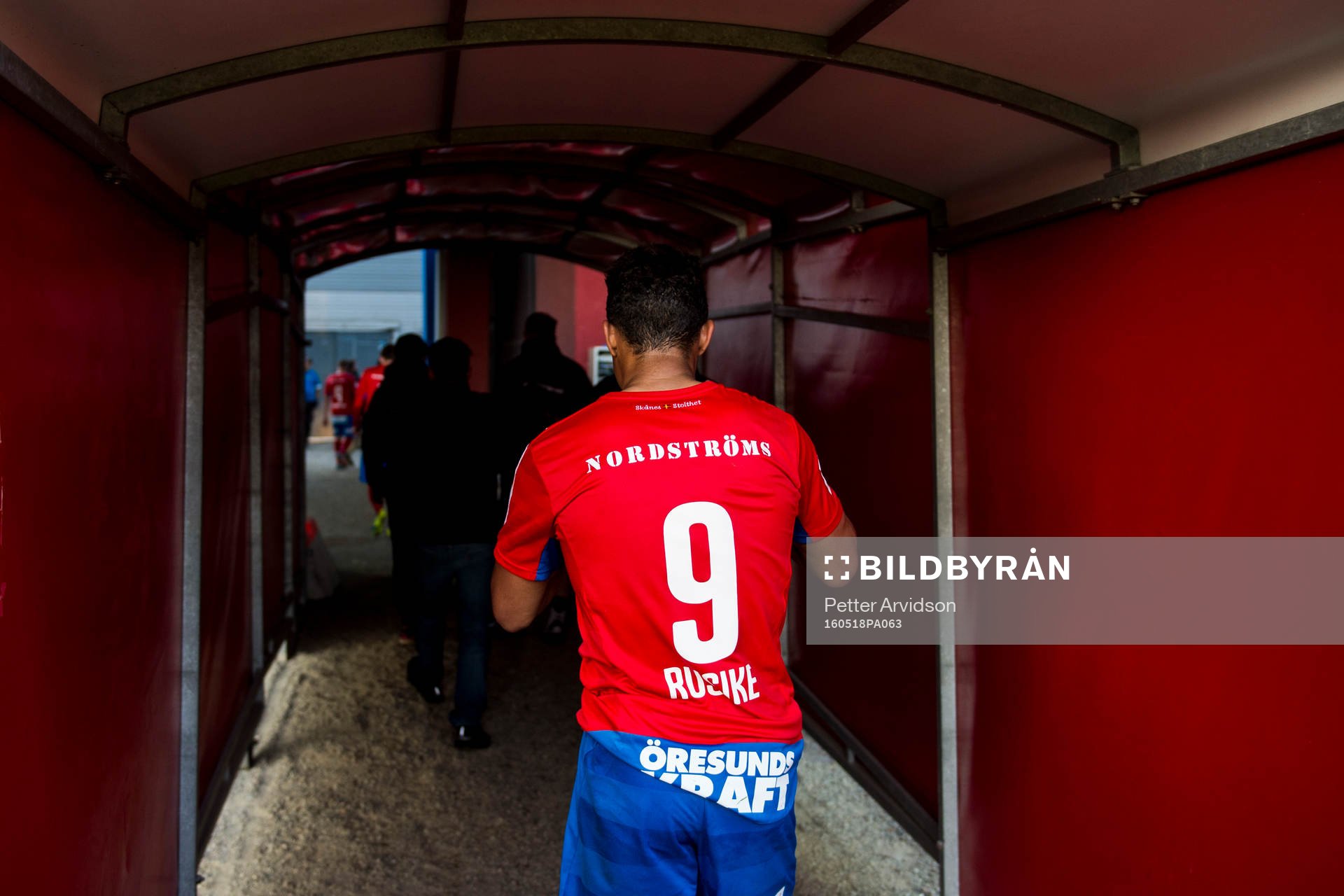 Helsingborgs Matthew Rusike lämnar planen