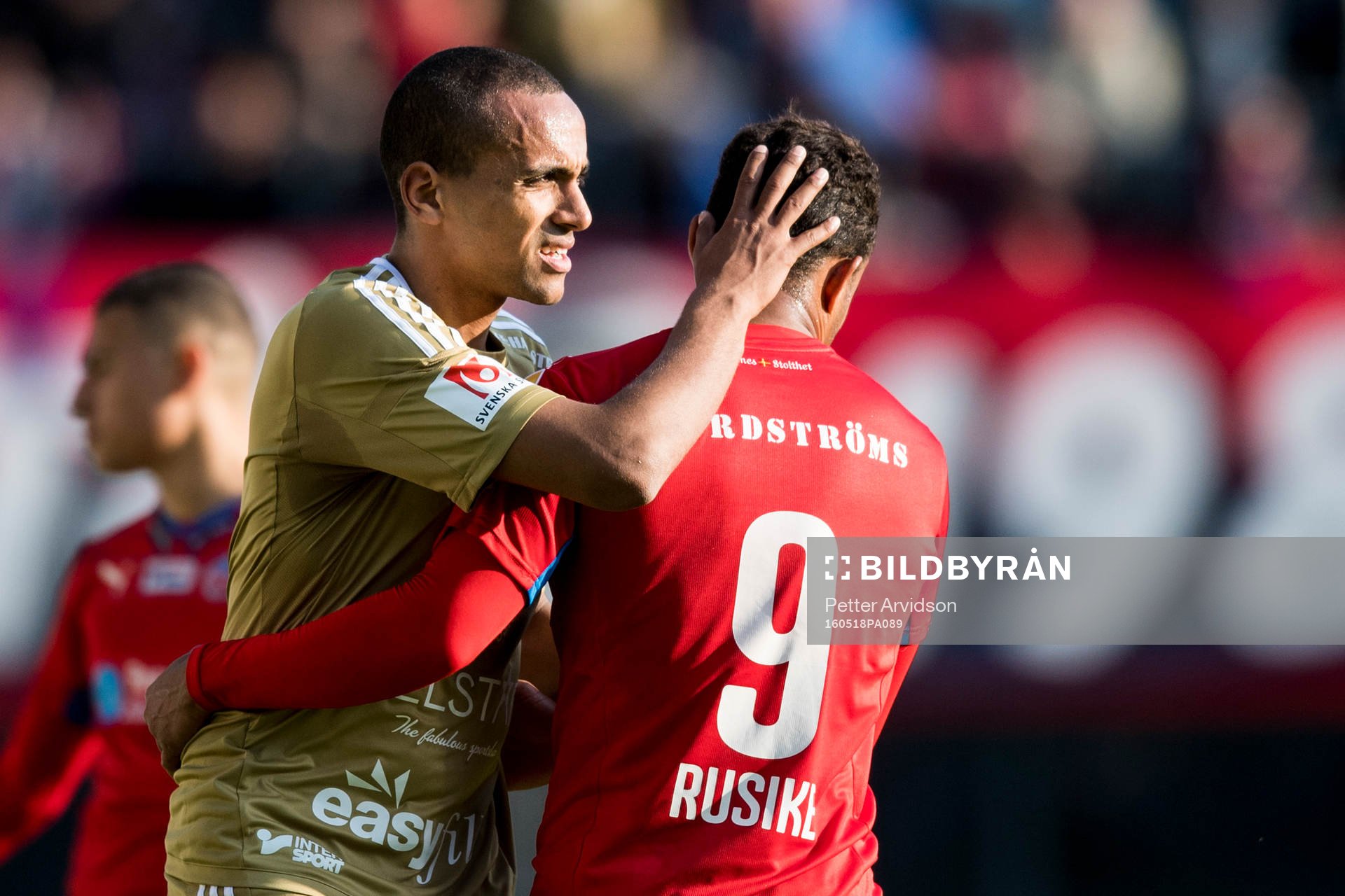 Östersunds Walid Atta klappar om Helsingborgs Matthew