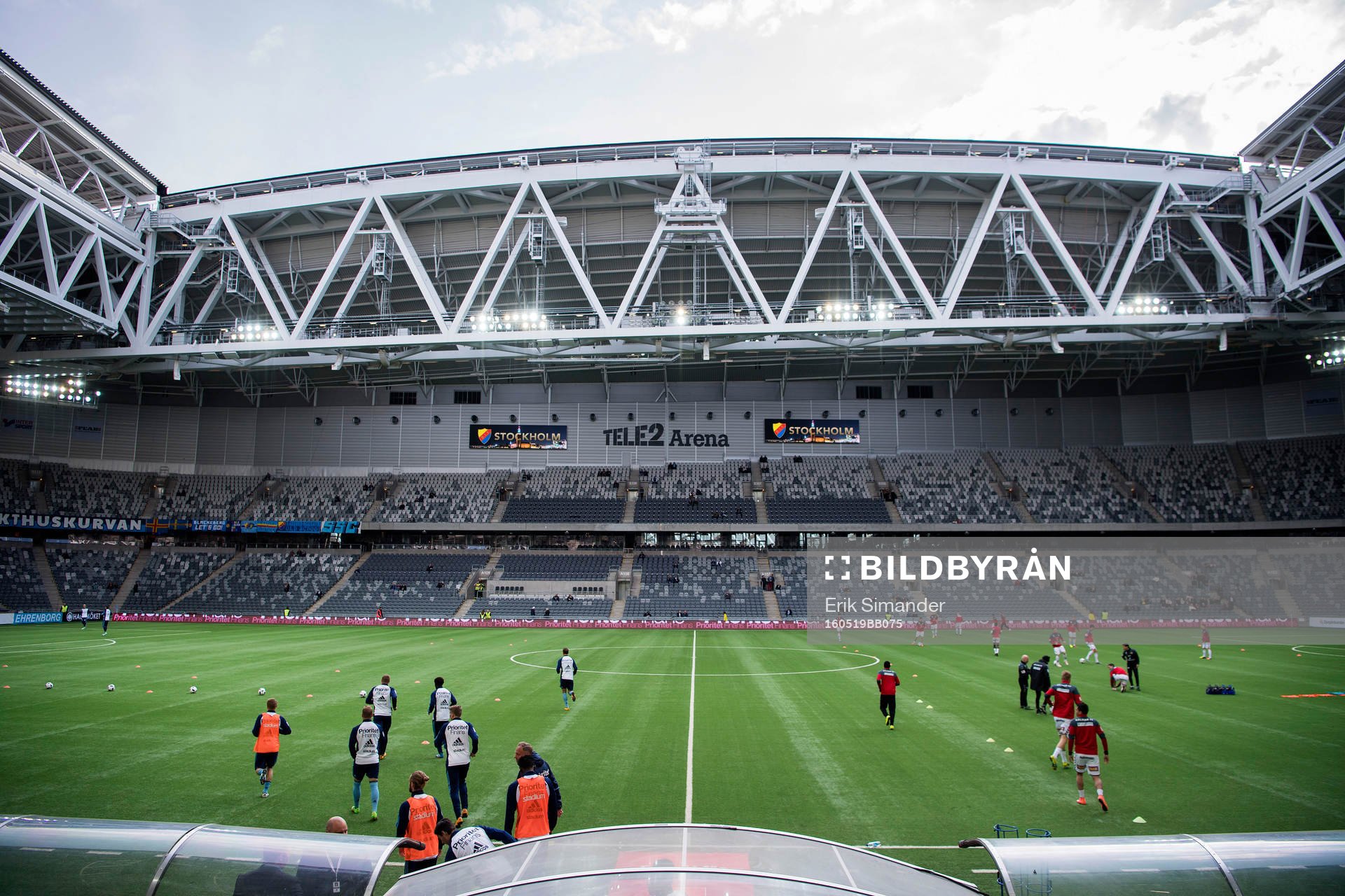 Djurgårdens spelare och Kalmars spelare träder in på