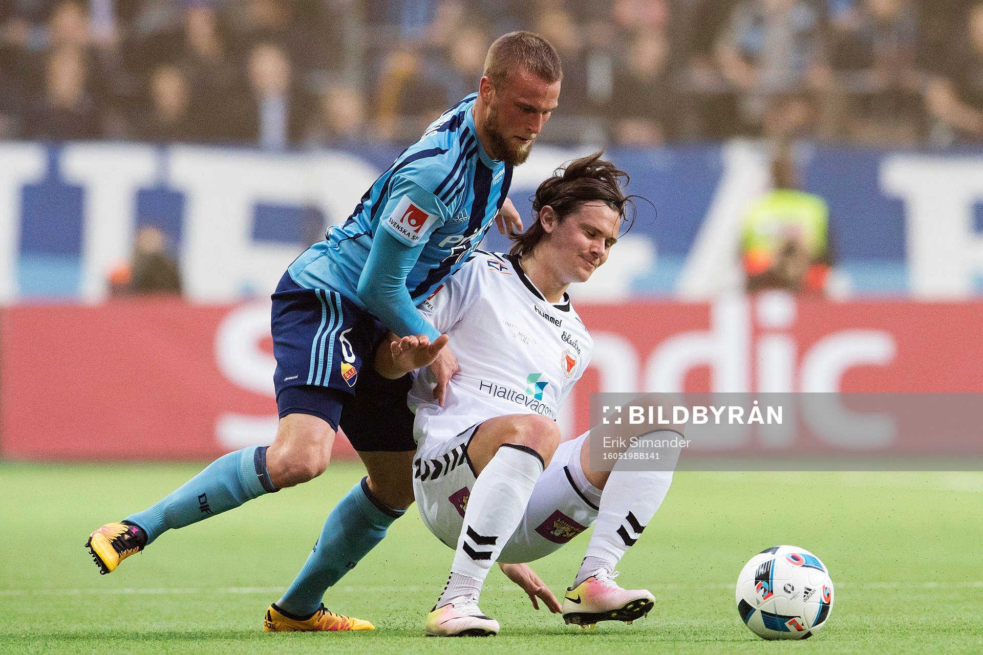 Kalmars Marcus Antonsson blir neddragen av Djurgårdens