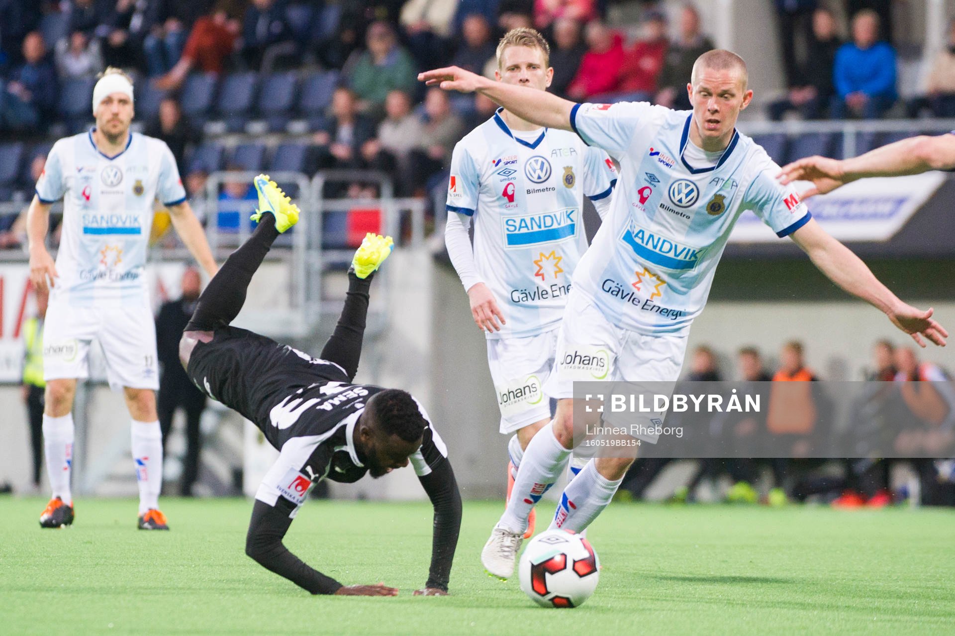 Örebros Maic Sema blir fälld av Gefles Anton Lans  och