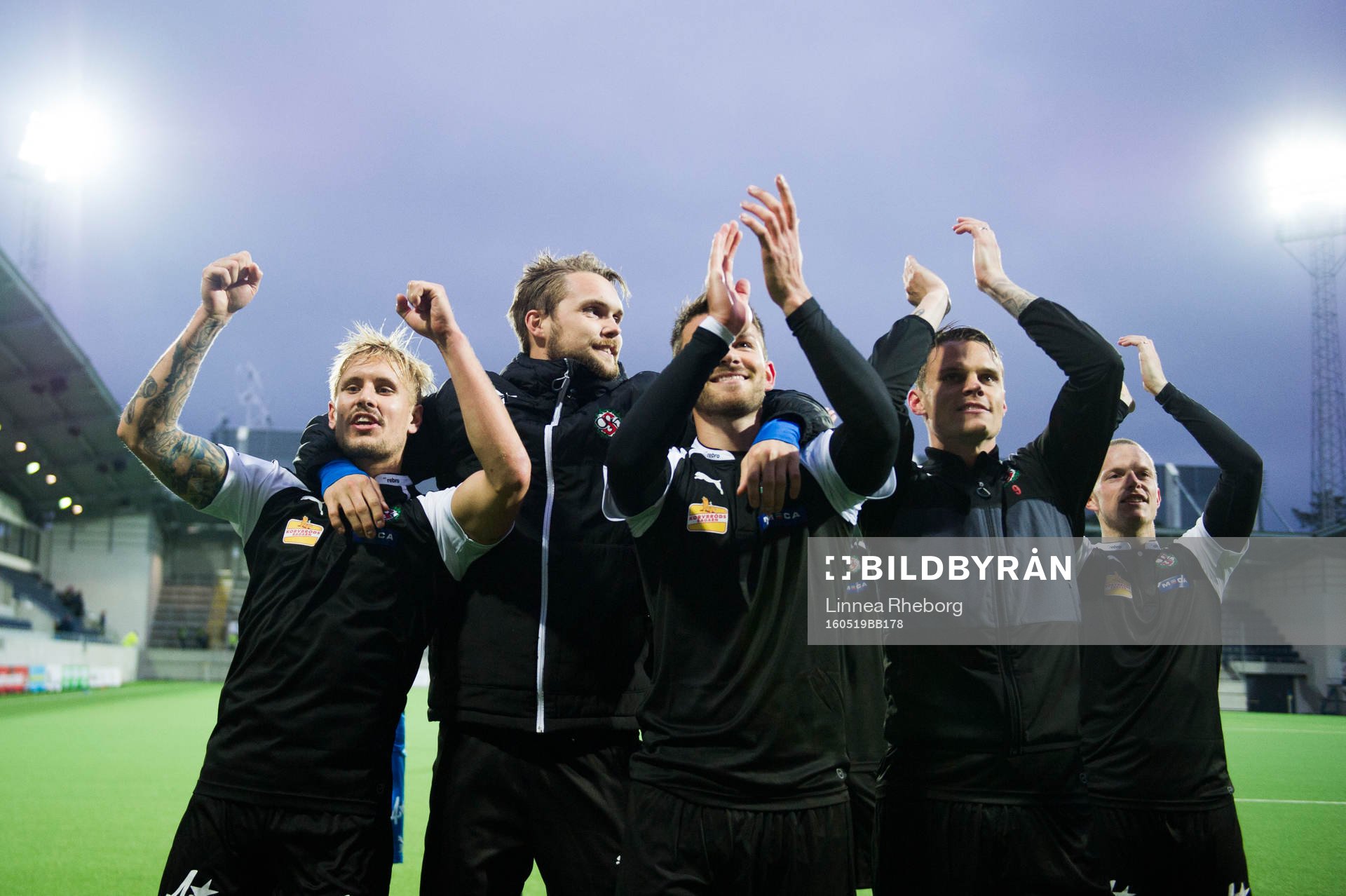 Örebros spelare jublar