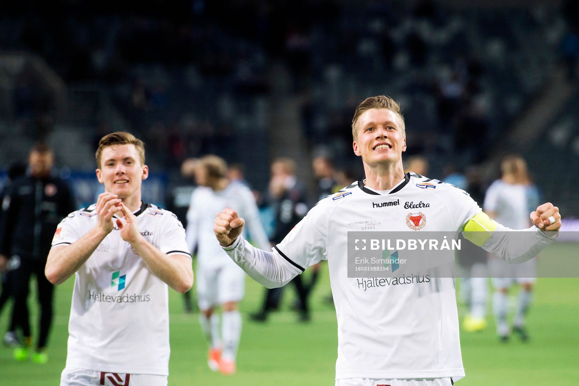 Kalmars Viktor Elm (t h) och Victor Agardius (t v) jublar mot publiken efter fotbollsmatchen i Allsvenskan mellan Djurgården och Kalmar den 19 maj 2016 i Stockholm.
