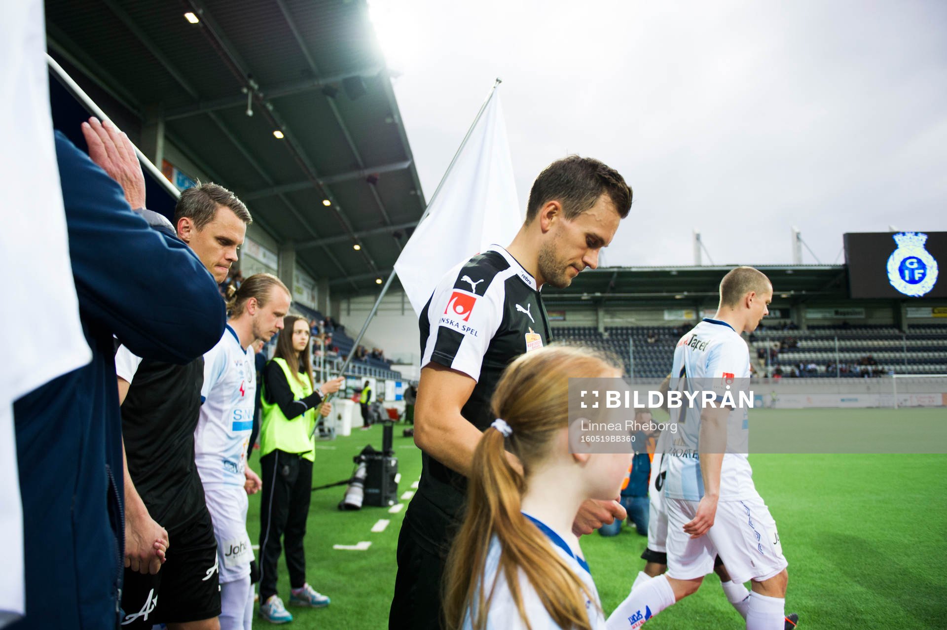 Örebros Robert Åhman Persson går in på planen