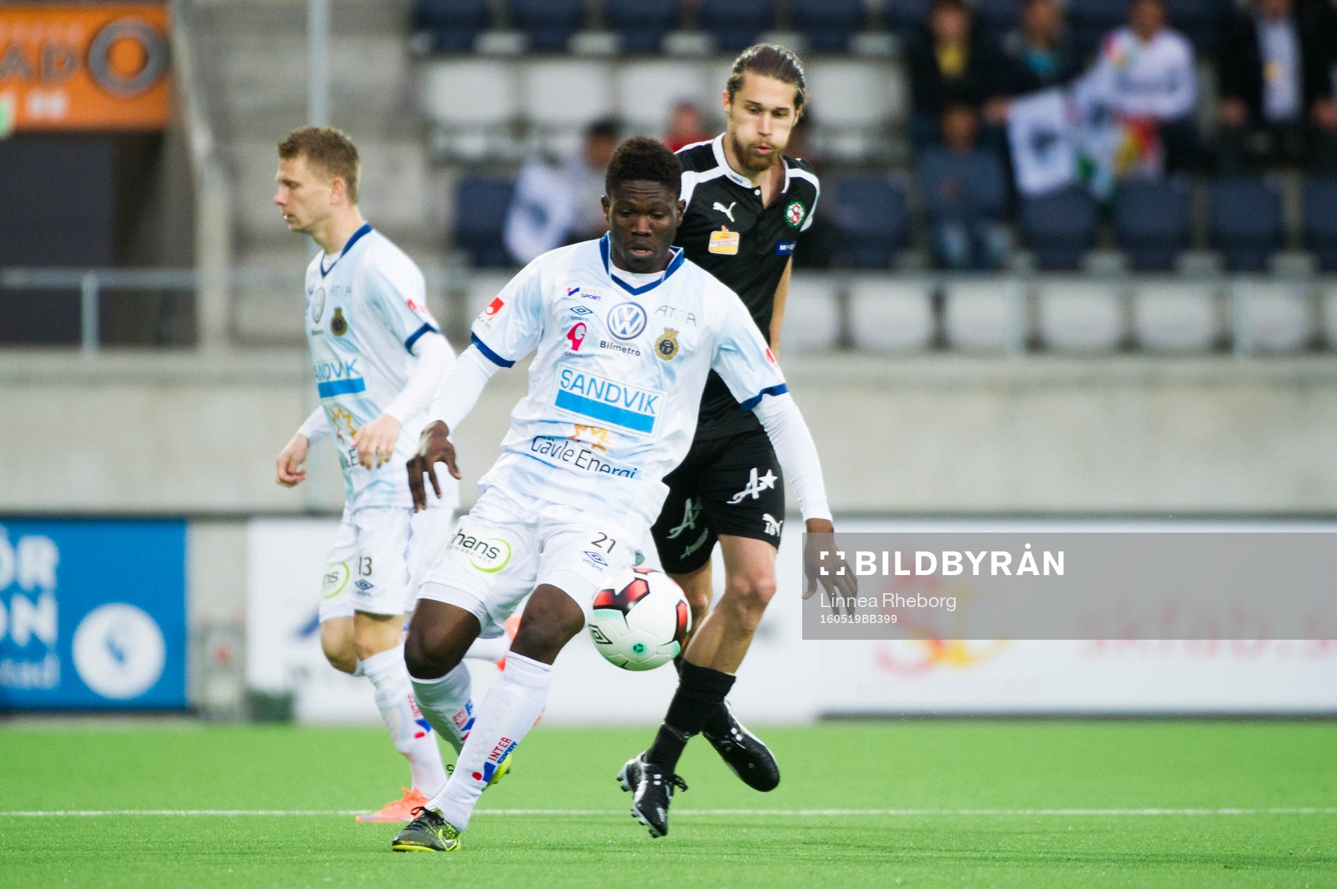 Gefles Kwame Bonsu och Örebros Daniel Nordmark i kamp om