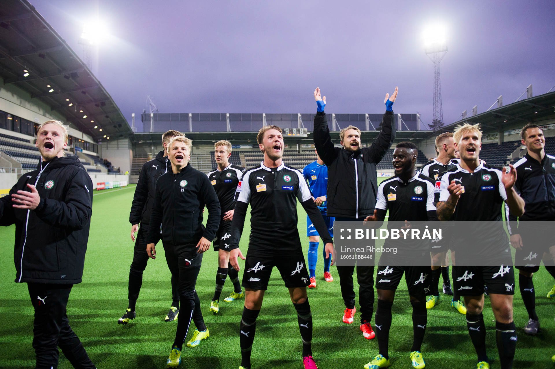 Örebros spelare jublar och tackar publiken