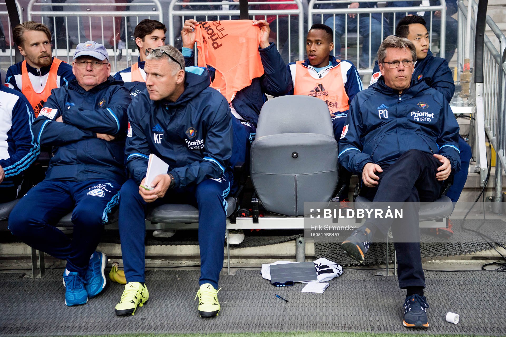 Djurgårdens tränare Per Olsson på bänken med Mathias