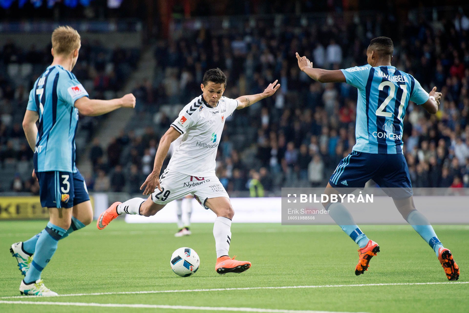 Kalmars Romário Pereira Sipião laddar för skott medan