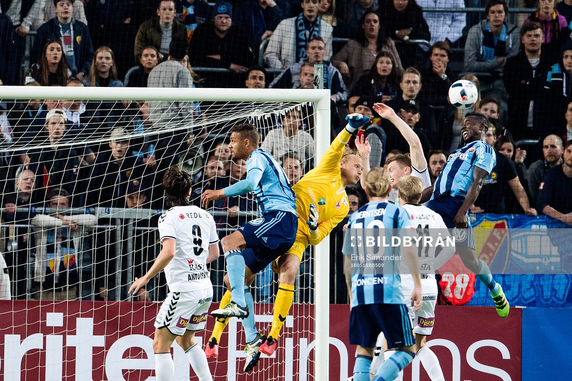 Djurgårdens Sam Johnson nickar bollen