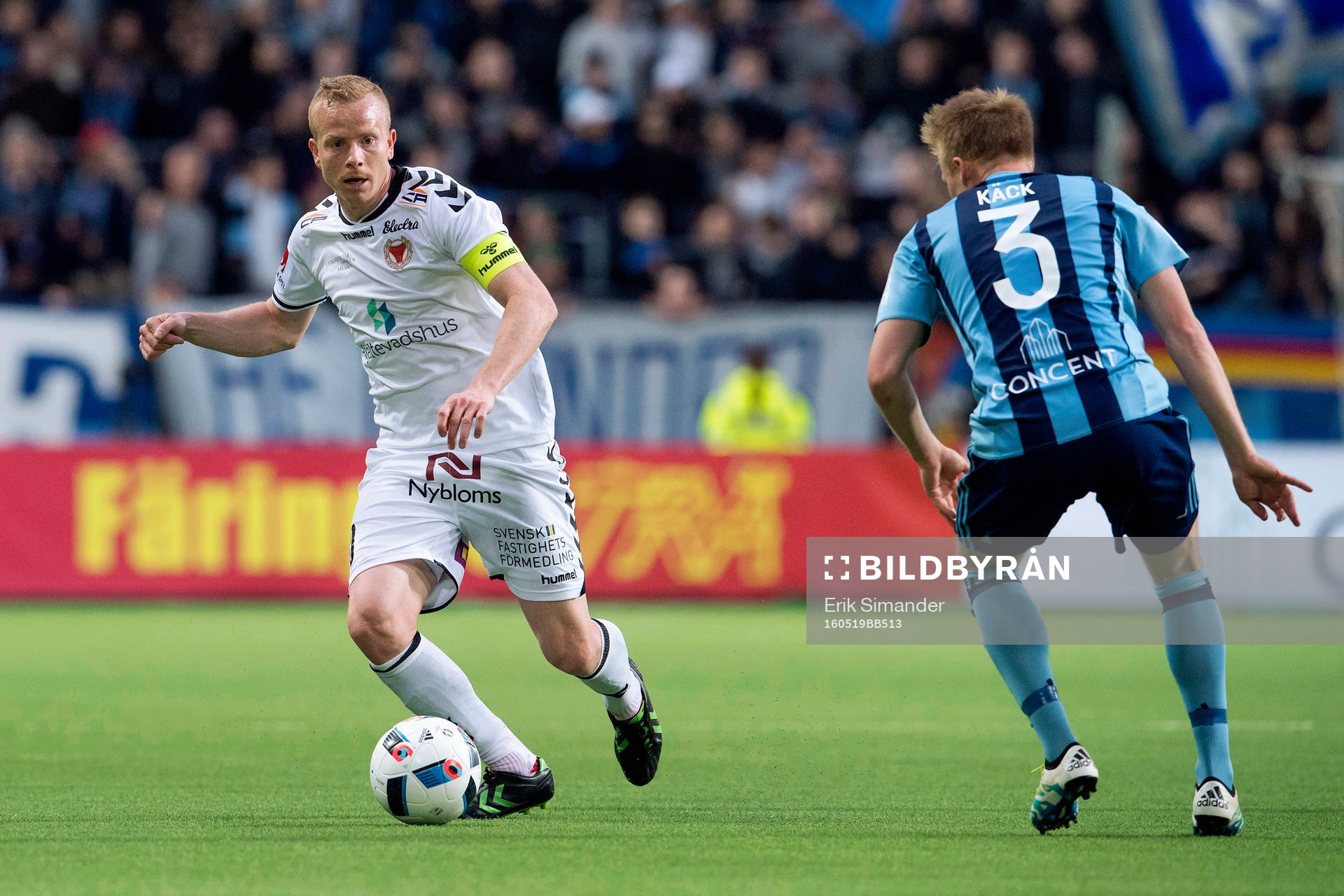 Kalmars Tobias Eriksson med bollen