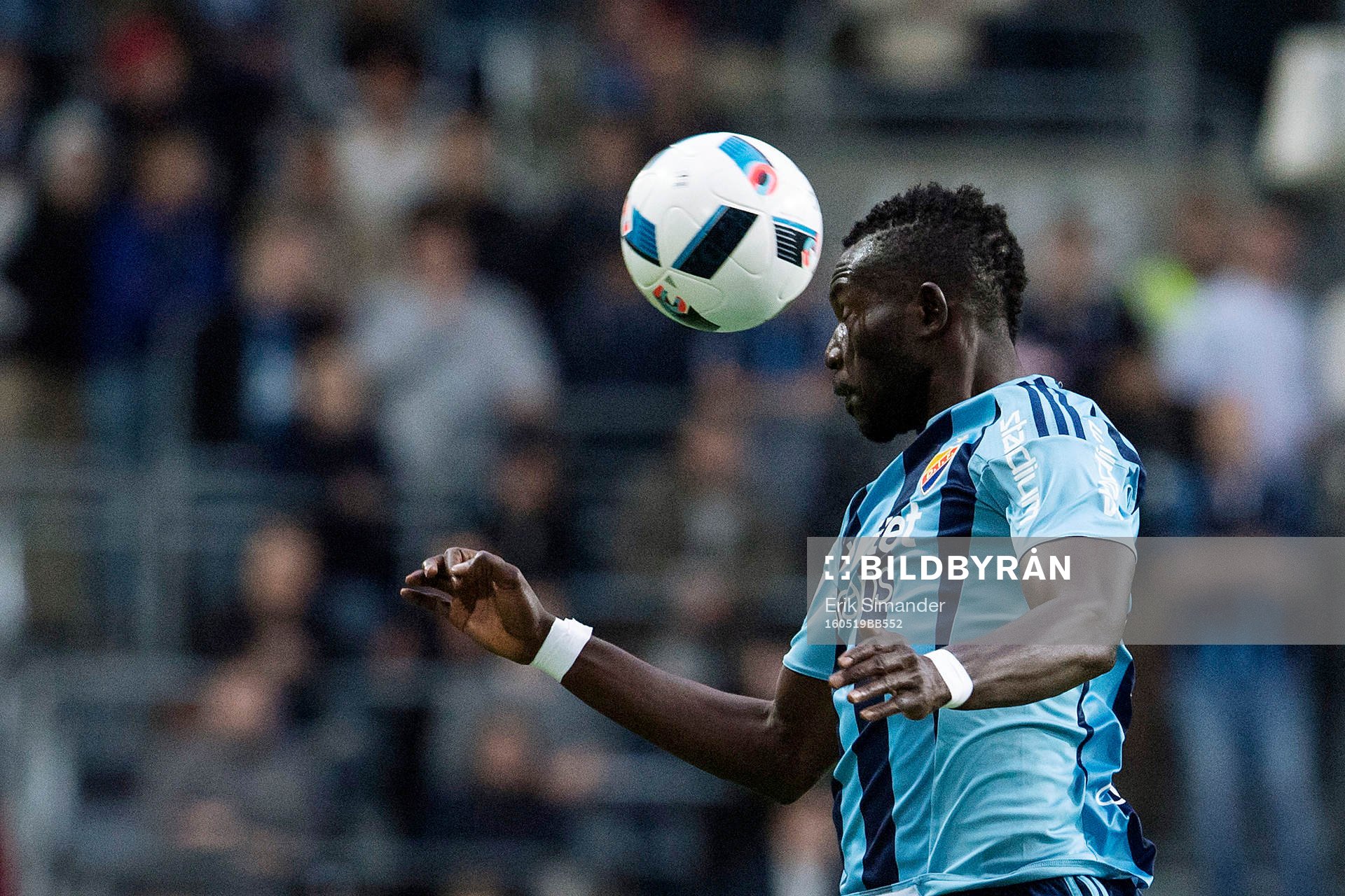 Djurgårdens Omar Colley nickar bollen under fotbollsmatchen i Allsvenskan mellan Djurgården och Kalmar den 19 maj 2016 i Stockholm. 