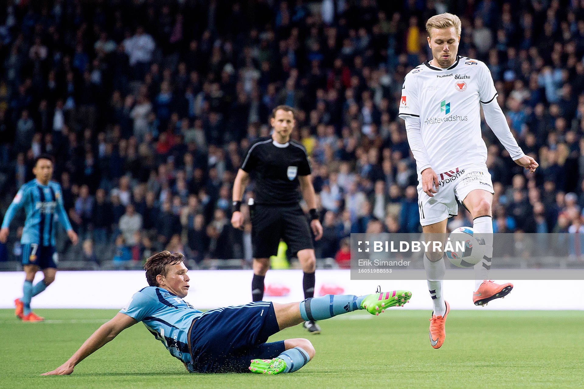 Djurgårdens Jesper Karlström glidtacklar undan bollen