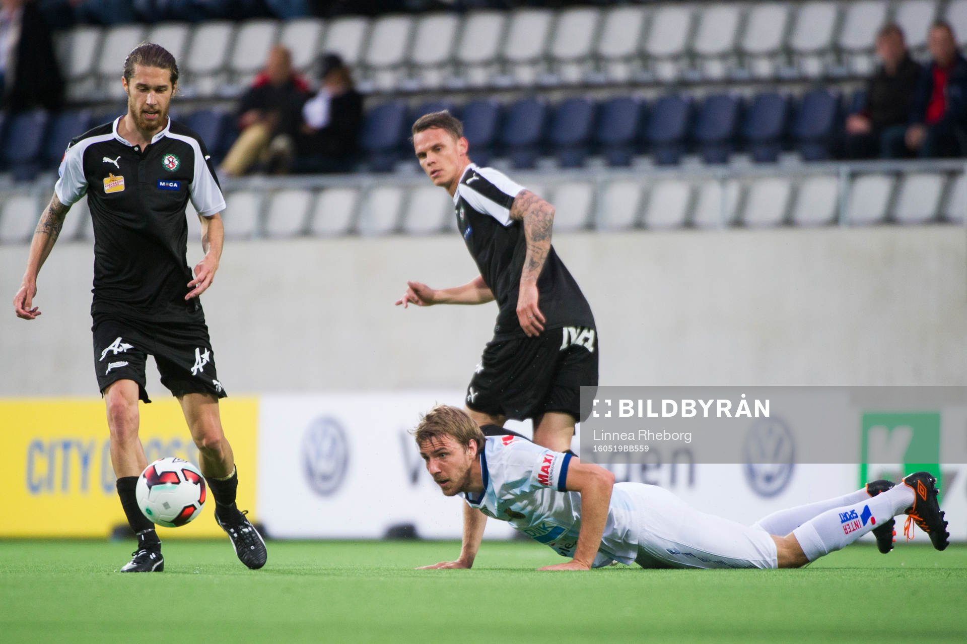 Gefles Johan Bertilsson faller och Örebros Daniel Nordmark