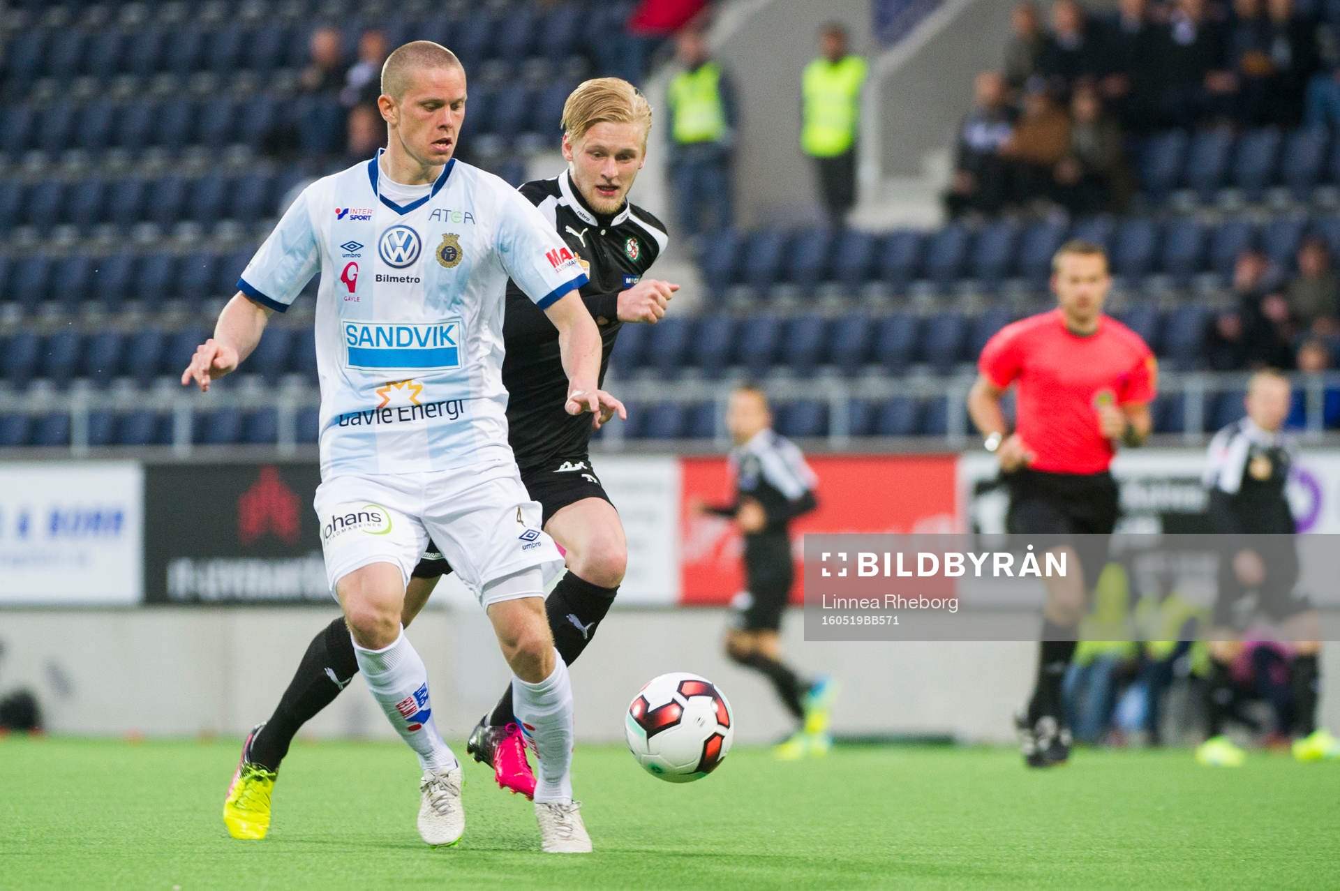 Gefles Anton Lans och Örebros Karl Holmberg i kamp om boll under fotbollsmatchen i Allsvenskan mellan Gefle och Örebro den 19 maj 2016 i Gävle.