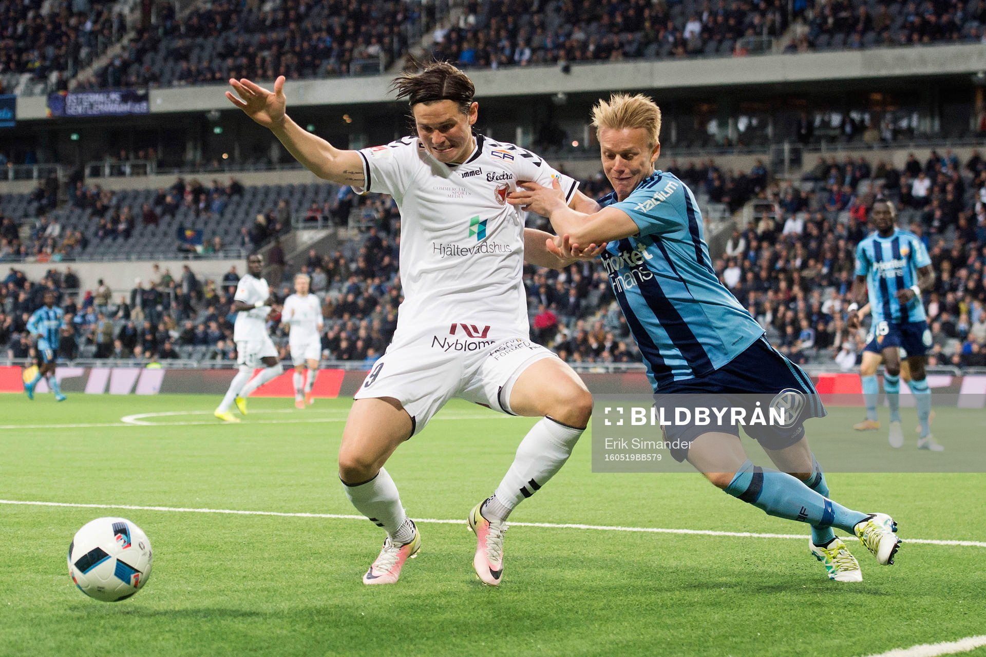 Kalmars Marcus Antonsson och Djurgårdens Elliot Käck i en närkamp under fotbollsmatchen i Allsvenskan mellan Djurgården och Kalmar den 19 maj 2016 i Stockholm.