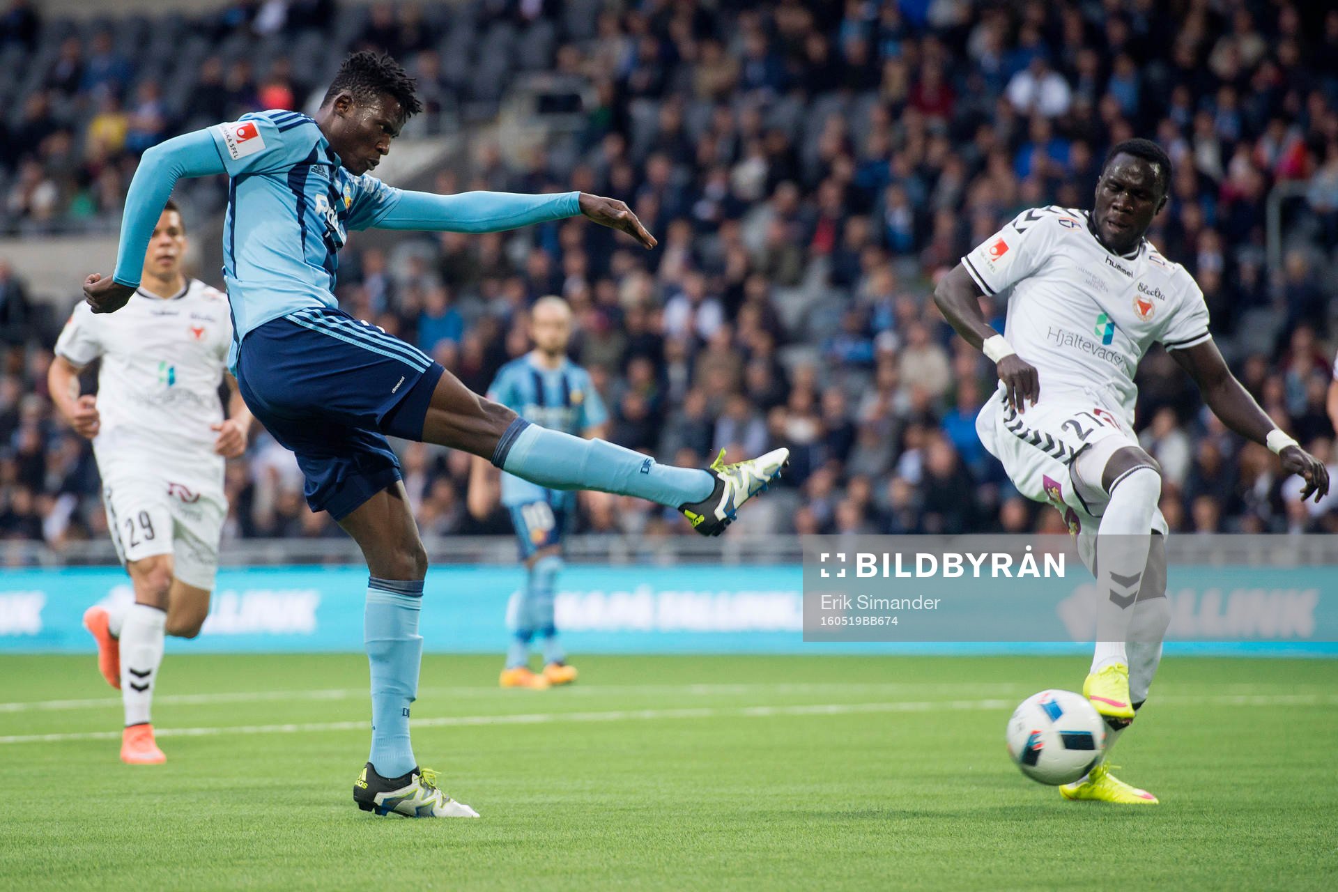 Djurgårdens Michael Olunga skjuter ett skott