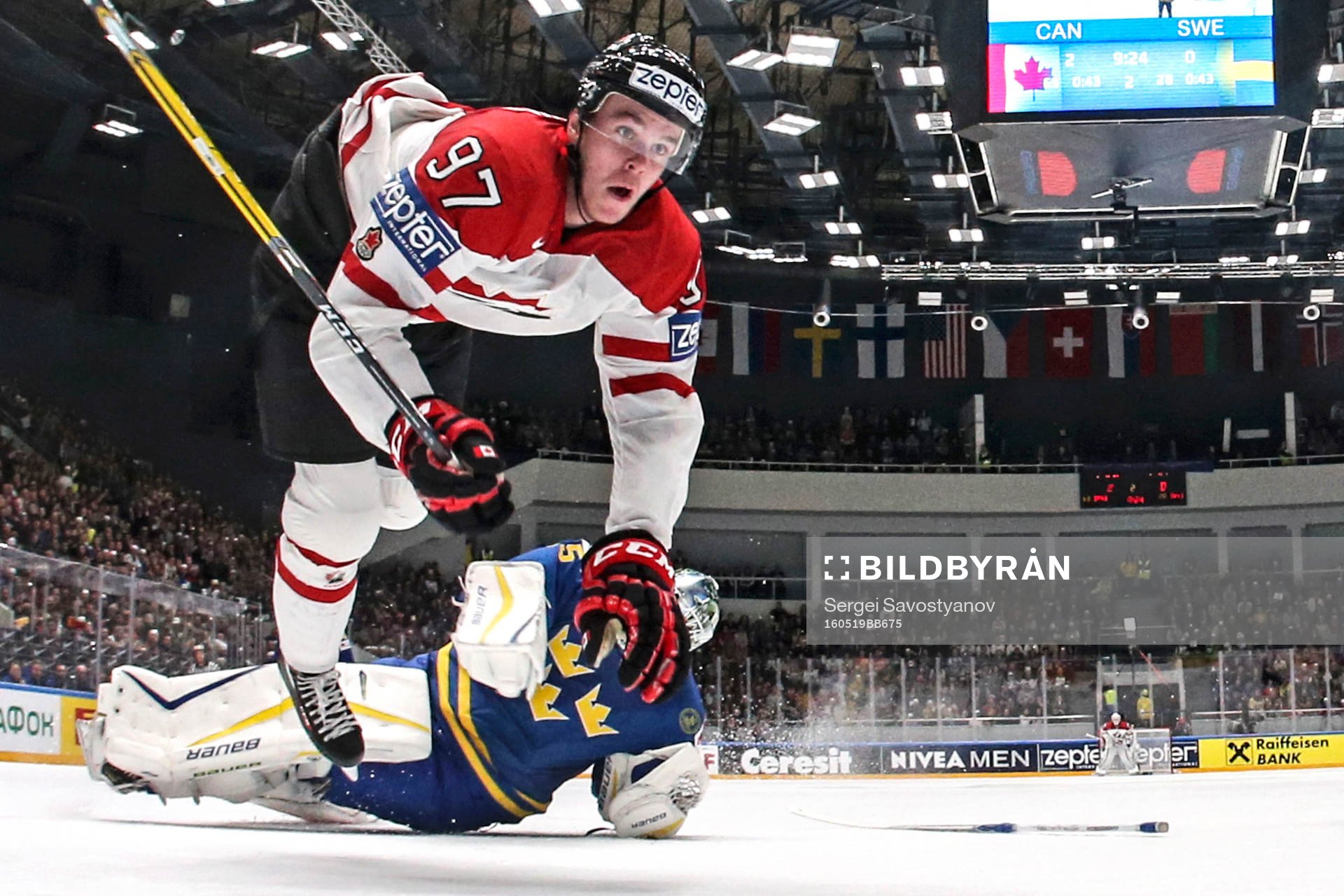 Kanadas Connor McDavid flyger över Sveriges målvakt Jacob