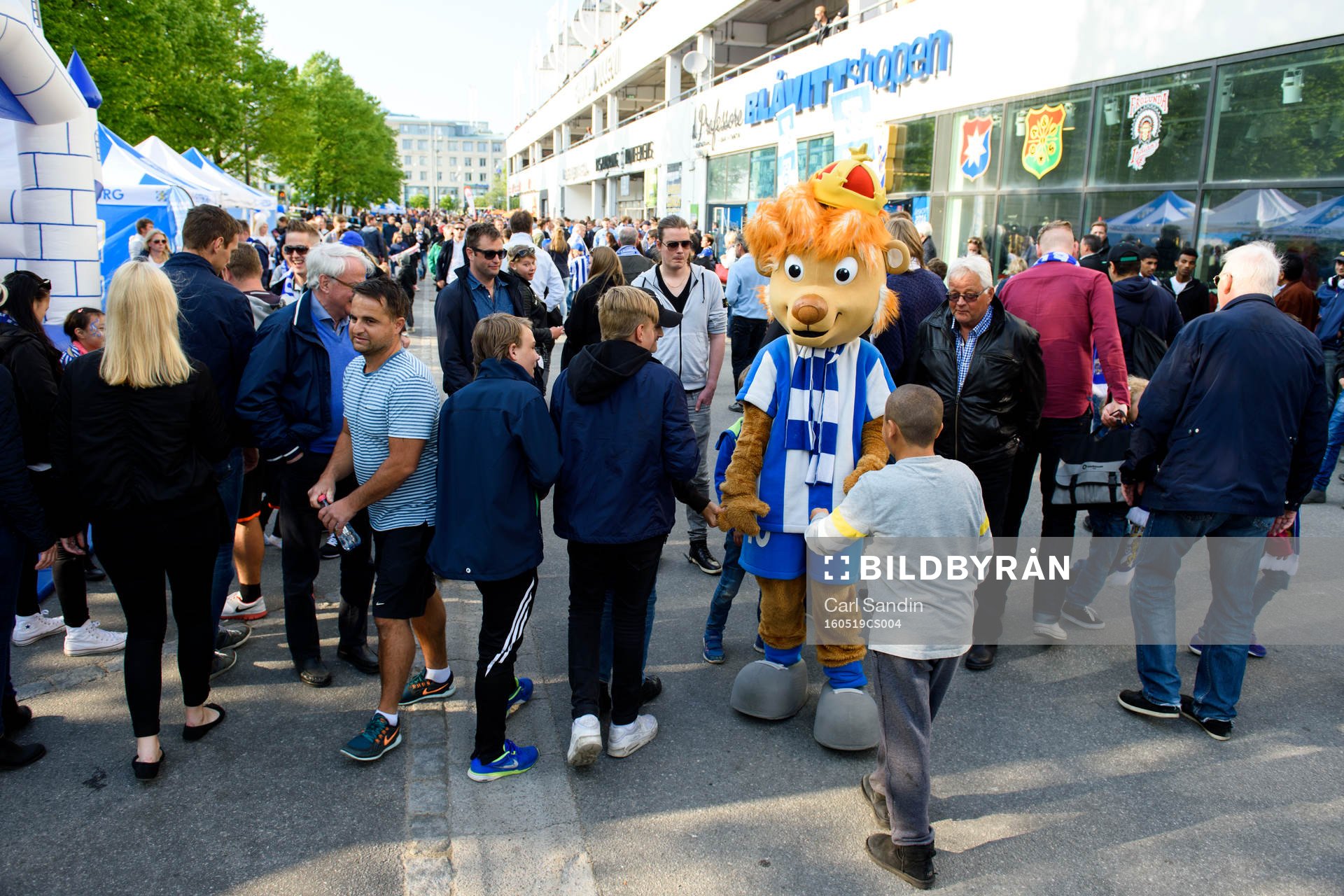 IFK Göteborgs maskot Leo utanför arenan innan