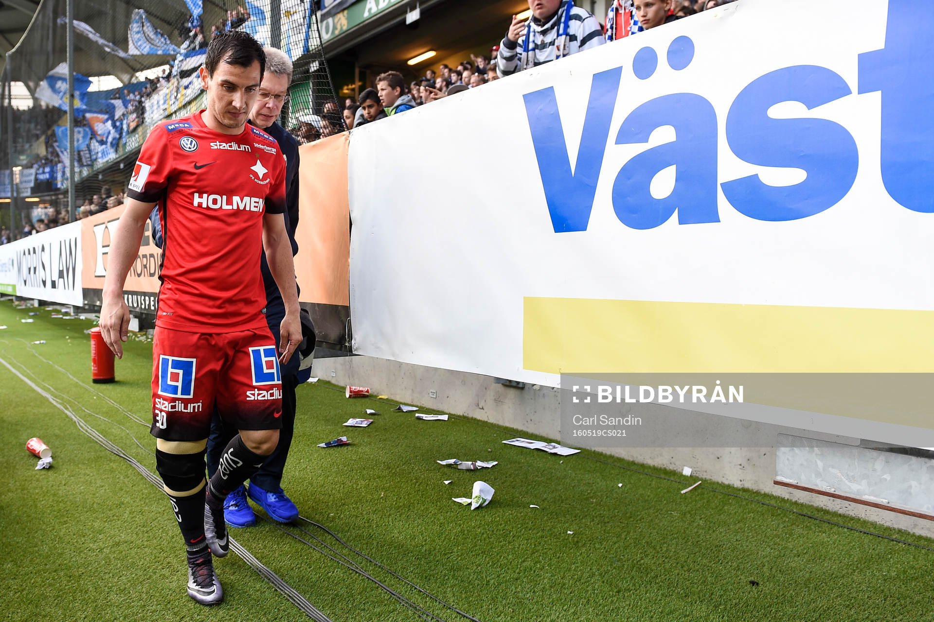 Norrköpings Nikola Tkalcic lämnar planen skadad