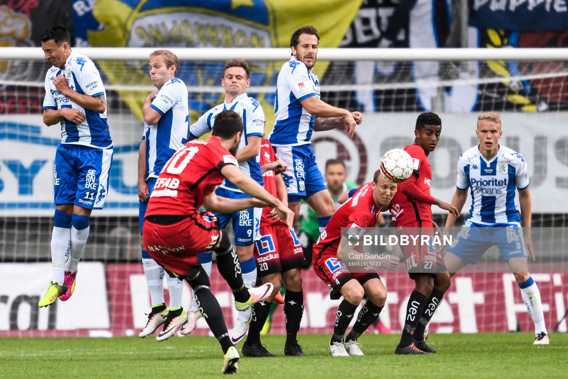 Norrköpings Emir Kujovic skjuter en frispark under fotbollsmatchen i Allsvenskan mellan IFK Göteborg och IFK Norrköping den 19 maj 2016 i Göteborg.