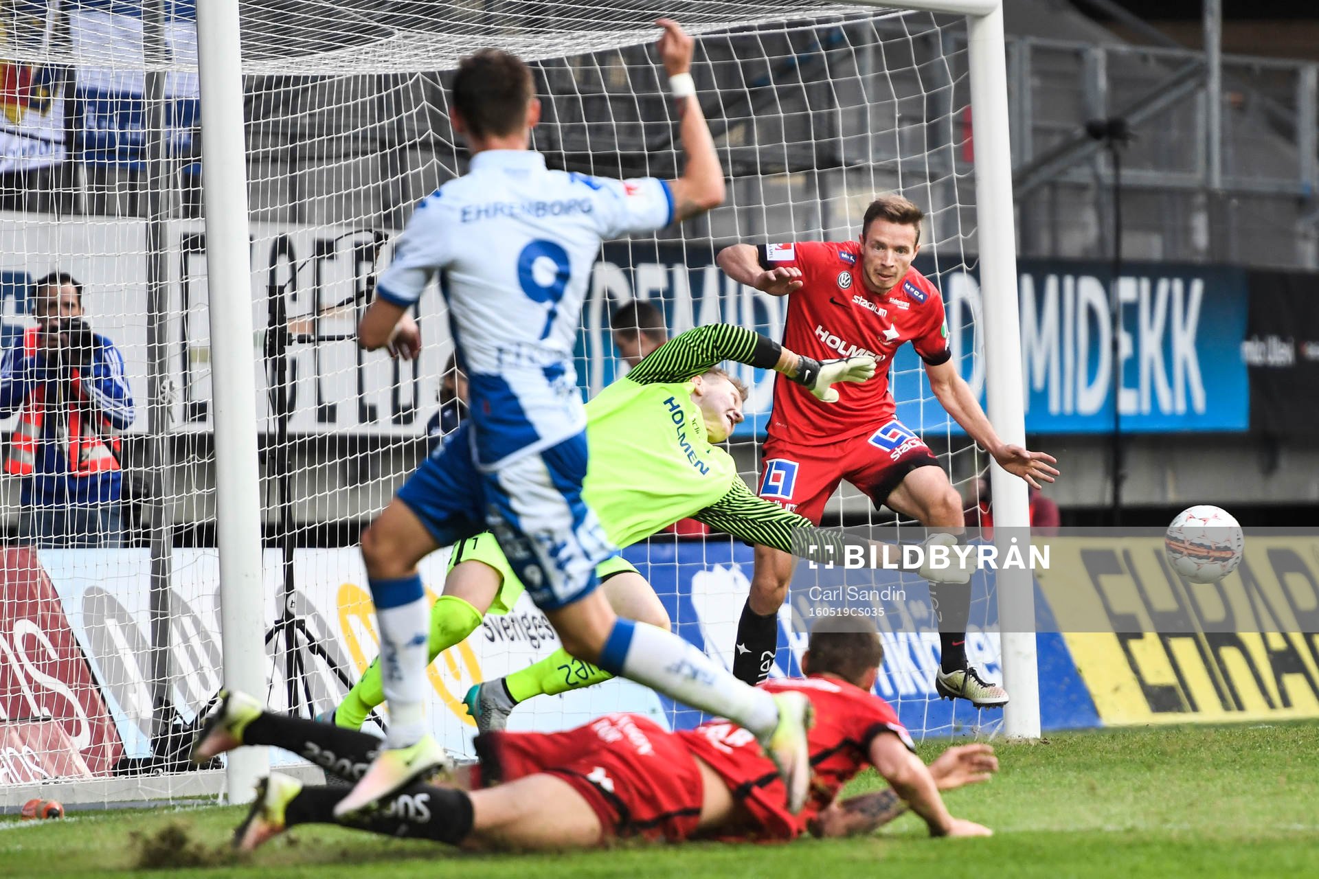 Norrköpings målvakt Andreas Vaikla räddar skott från