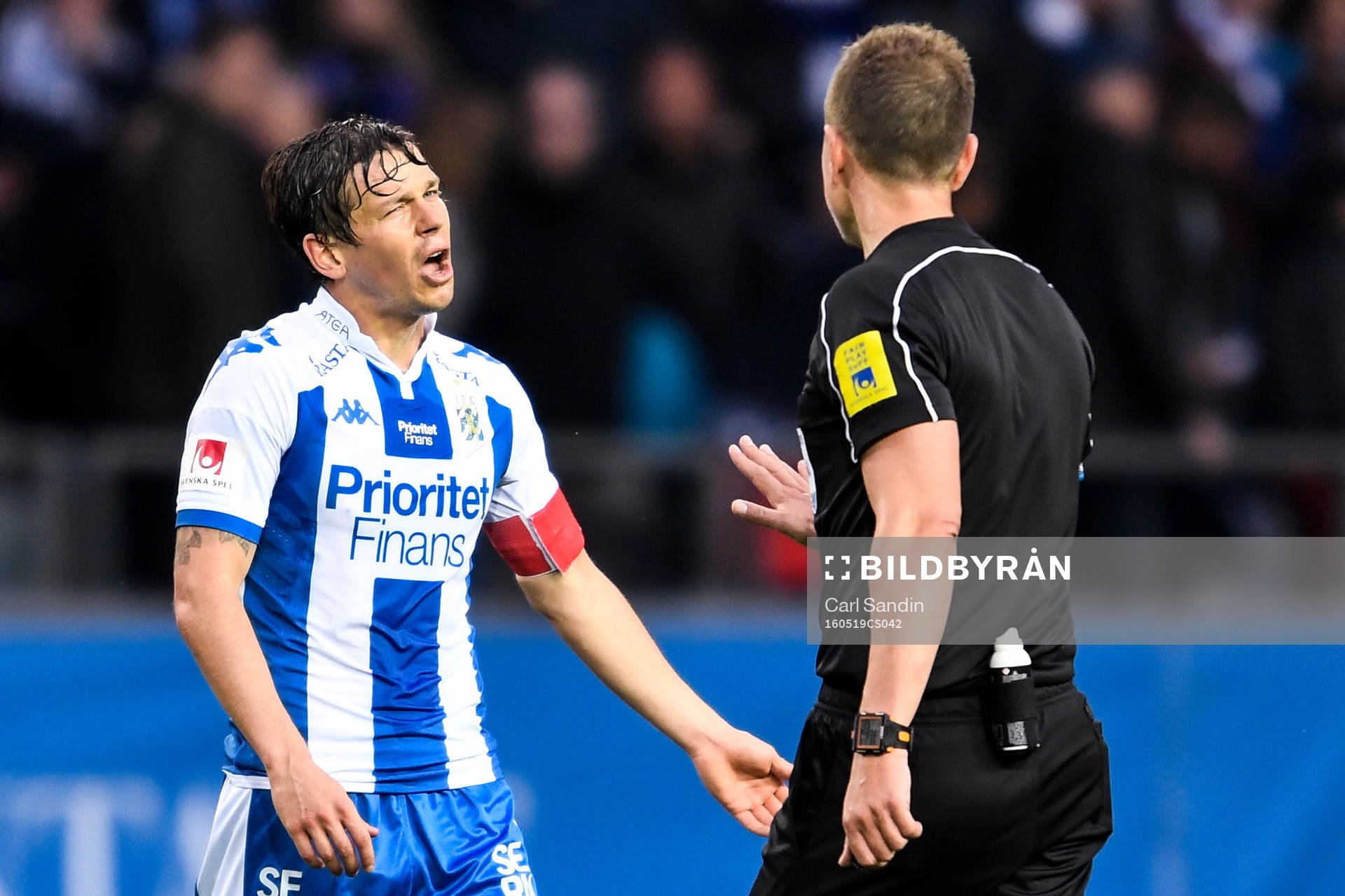 IFK Göteborgs Mads Albeck i samtal med domare Markus
