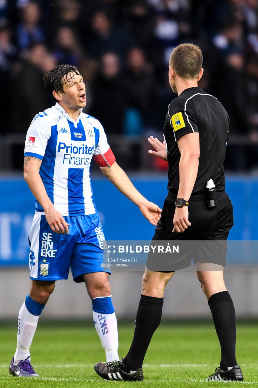 IFK Göteborgs Mads Albeck i samtal med domare Markus