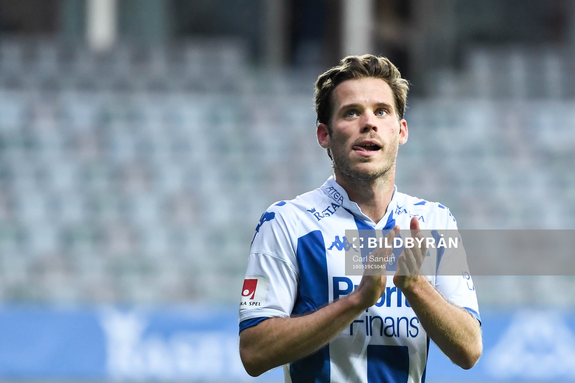 IFK Göteborgs Emil Salomonsson tackar publiken