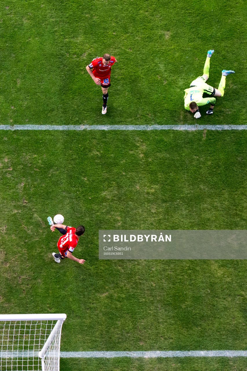 Norrköpings Christopher Telo räddar ett skott från IFK