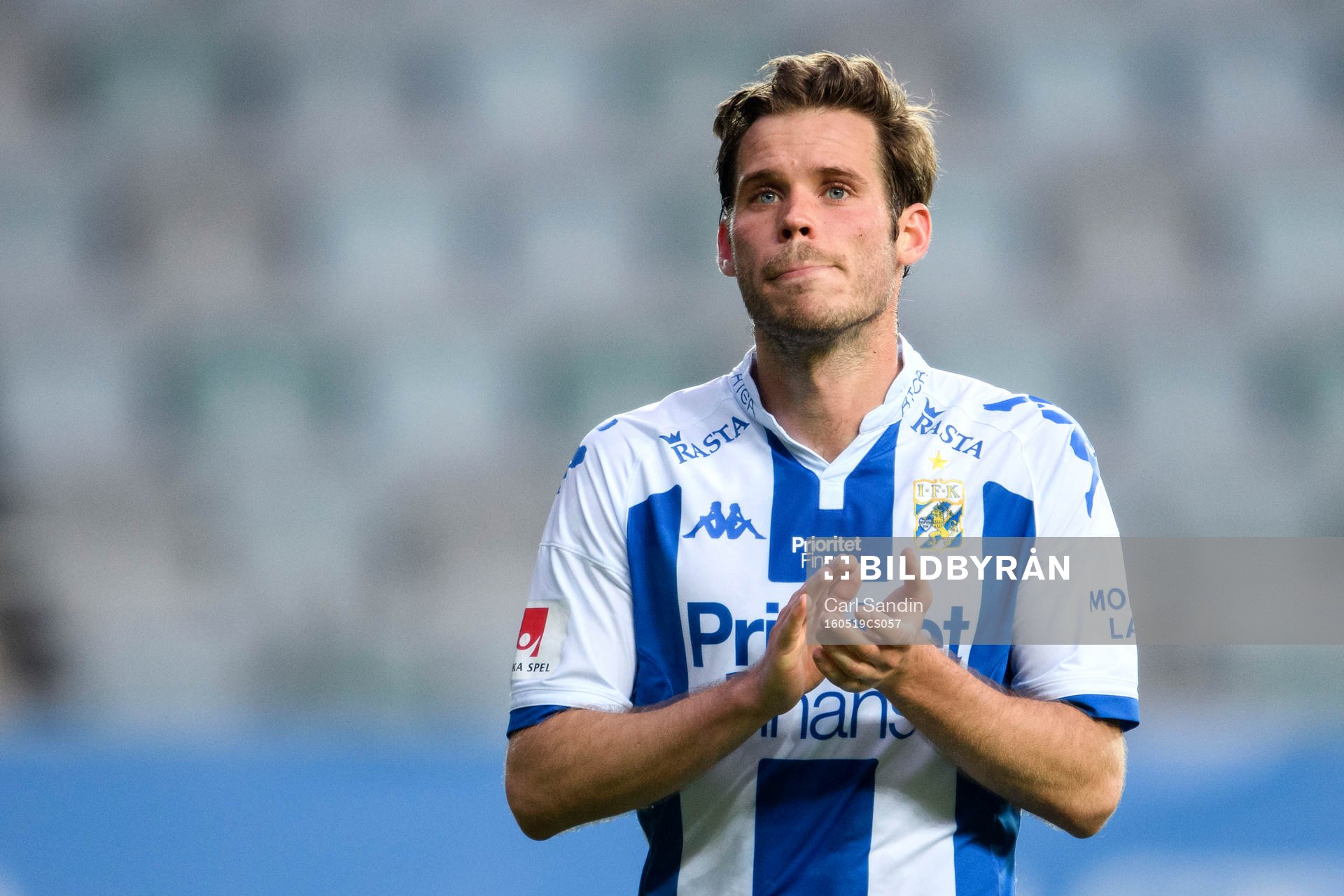 IFK Göteborgs Emil Salomonsson tackar publiken
